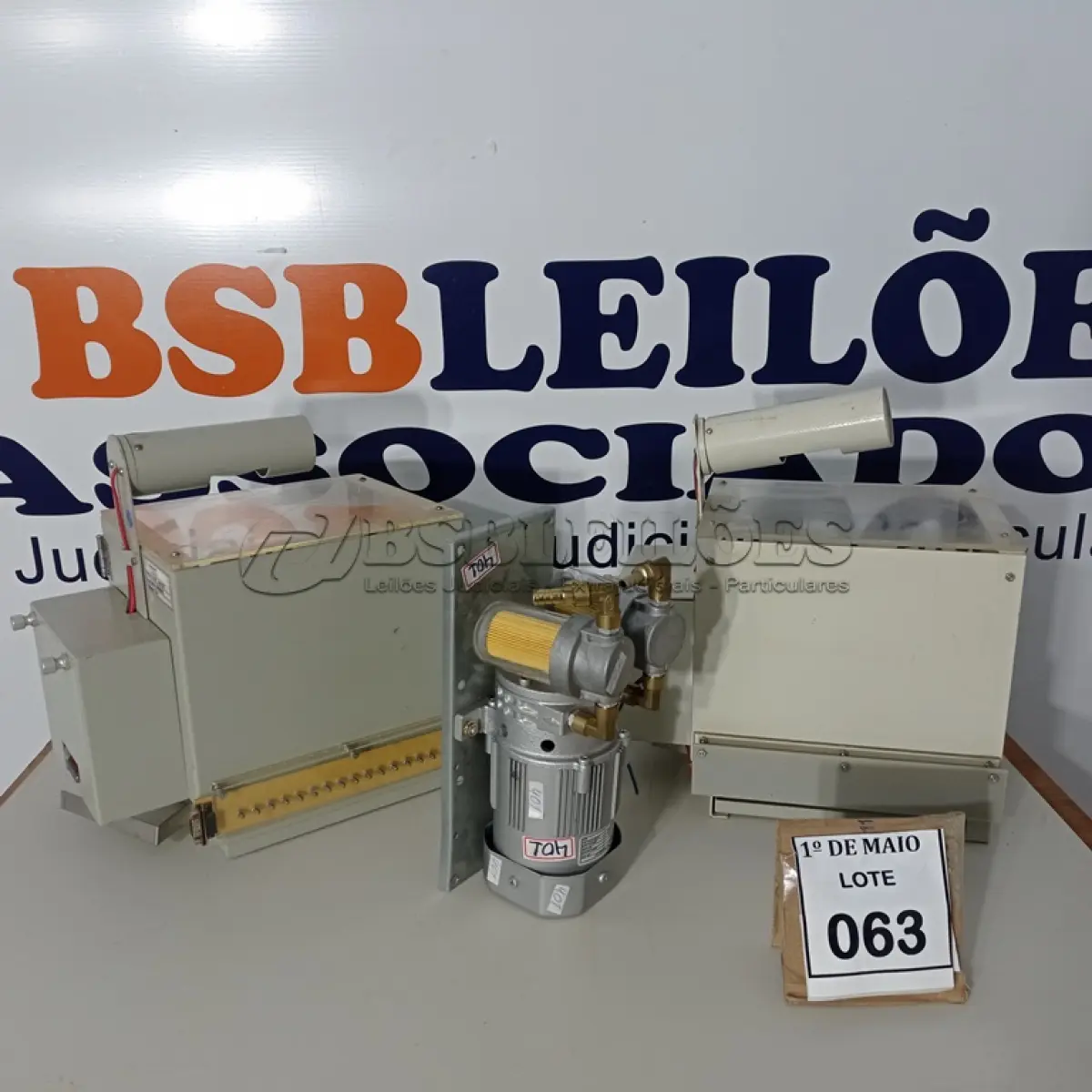 LOTE 063 - 01 BOMBA A VÁCUO E MATERIAIS DIVERSOS. (NO ESTADO) ATENÇÃO! FAZER A VISITAÇÃO ANTES DE ARREMATAR, NÃO SABEMOS SE FUNCIONA. LEILÃO NÃO TEM GARANTIA E NEM DEVOLUÇÃO, SUJEITO A POSSÍVEIS AVARIAS VISÍVEIS/OCULTAS E/OU AUSÊNCIA DE COMPONENTES.