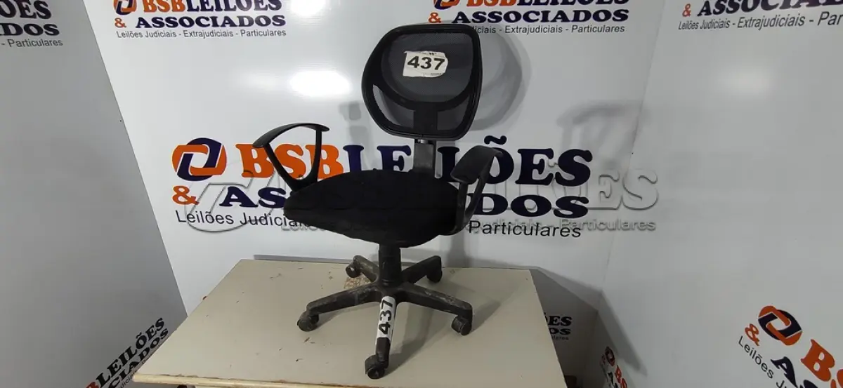 LOTE 437 - 01 - CADEIRA DE ESCRITÓRIO SECRETÁRIA GIRATÓRIA (NO ESTADO, NÃO SABEMOS SE FUNCIONA. LEILÃO NÃO TEM GARANTIA E NEM DEVOLUÇÃO, SUJEITO A POSSÍVEIS AVARIAS VISÍVEIS/OCULTAS E/OU AUSÊNCIA DE COMPONENTES)