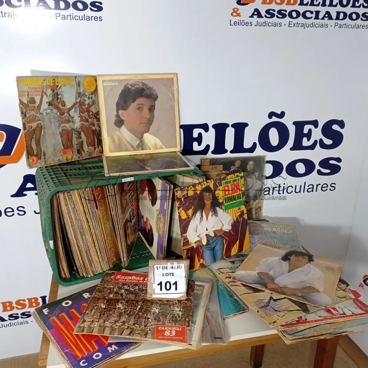 LOTE 101 - 01 LOTE COM APROXIMADAMENTE 100 DISCOS DE VINIL VARIADOS. (NO ESTADO) ATENÇÃO! FAZER A VISITAÇÃO ANTES DE ARREMATAR, NÃO SABEMOS SE FUNCIONA. LEILÃO NÃO TEM GARANTIA E NEM DEVOLUÇÃO, SUJEITO A POSSÍVEIS AVARIAS VISÍVEIS/OCULTAS E/OU AUSÊNCIA DE COMPONENTES.