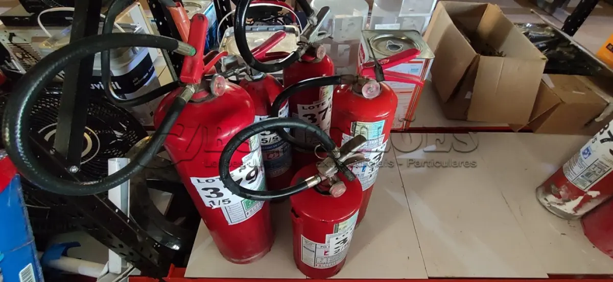 LOTE 379 - 05 – EXTINTORES DIVERSOS (NO ESTADO, NÃO SABEMOS SE FUNCIONA. LEILÃO NÃO TEM GARANTIA E NEM DEVOLUÇÃO, SUJEITO A POSSÍVEIS AVARIAS VISÍVEIS/OCULTAS E/OU AUSÊNCIA DE COMPONENTES)