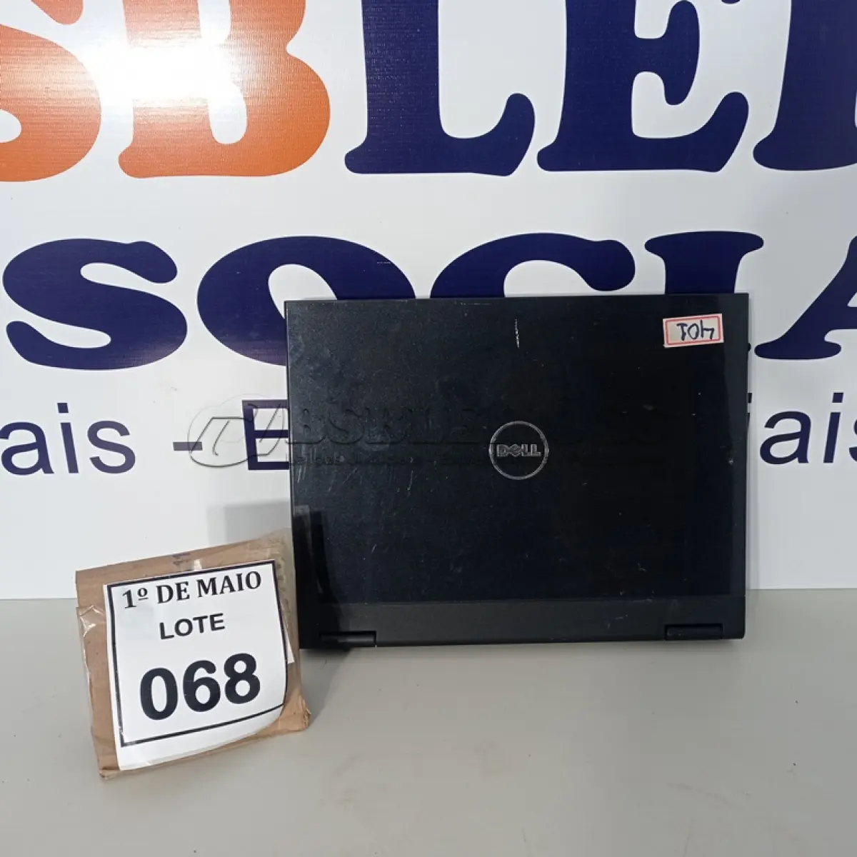 LOTE 068 - 01 NOTEBOOK MARCA DELL SEM FONTE. (NO ESTADO) ATENÇÃO! FAZER A VISITAÇÃO ANTES DE ARREMATAR, NÃO SABEMOS SE FUNCIONA. LEILÃO NÃO TEM GARANTIA E NEM DEVOLUÇÃO, SUJEITO A POSSÍVEIS AVARIAS VISÍVEIS/OCULTAS E/OU AUSÊNCIA DE COMPONENTES.