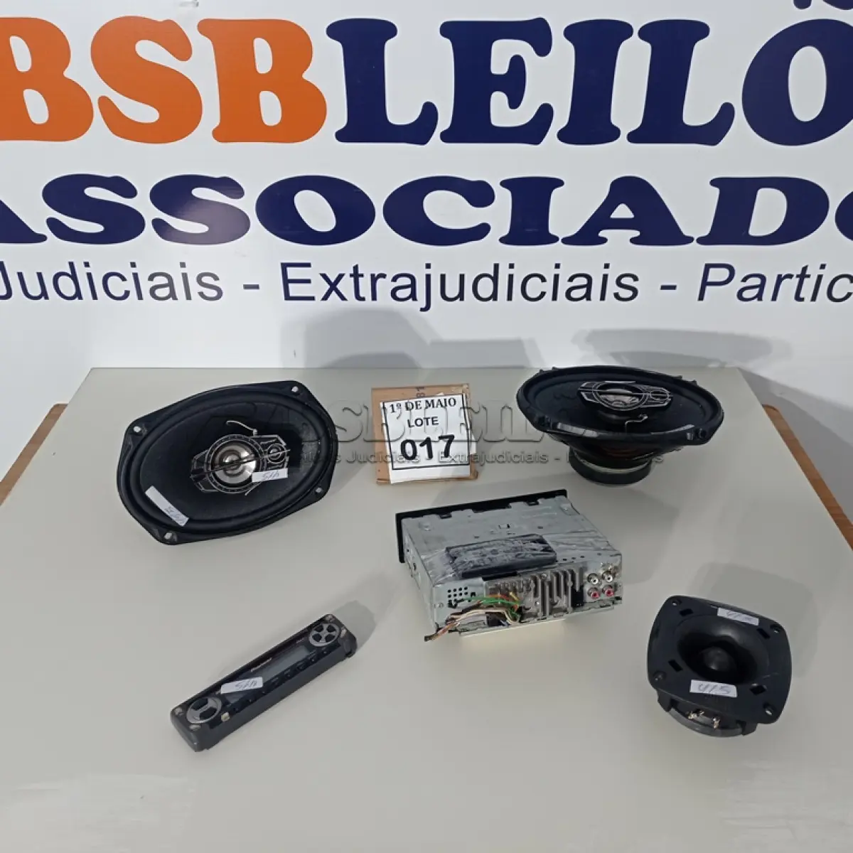 LOTE 017 - 01 CD PIONEER COM BLUETOOTH E USB, 01 PAR DE TS PIONEER, 01 TWEETER E 01 FRENTE CD PIONEER. (NO ESTADO) ATENÇÃO! FAZER A VISITAÇÃO ANTES DE ARREMATAR, NÃO SABEMOS SE FUNCIONA. LEILÃO NÃO TEM GARANTIA E NEM DEVOLUÇÃO, SUJEITO A POSSÍVEIS AVARIAS VISÍVEIS/OCULTAS E/OU AUSÊNCIA DE COMPONENTES.