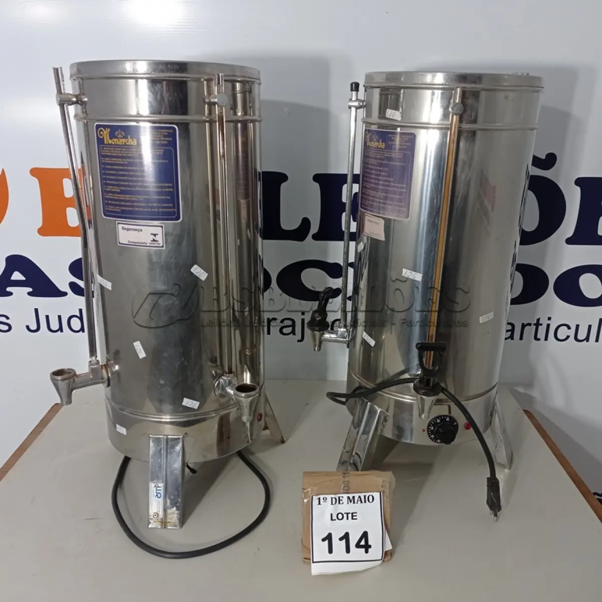 LOTE 114 - 02 CAFETEIRAS ELÉTRICAS. (NO ESTADO) ATENÇÃO! FAZER A VISITAÇÃO ANTES DE ARREMATAR, NÃO SABEMOS SE FUNCIONA. LEILÃO NÃO TEM GARANTIA E NEM DEVOLUÇÃO, SUJEITO A POSSÍVEIS AVARIAS VISÍVEIS/OCULTAS E/OU AUSÊNCIA DE COMPONENTES.