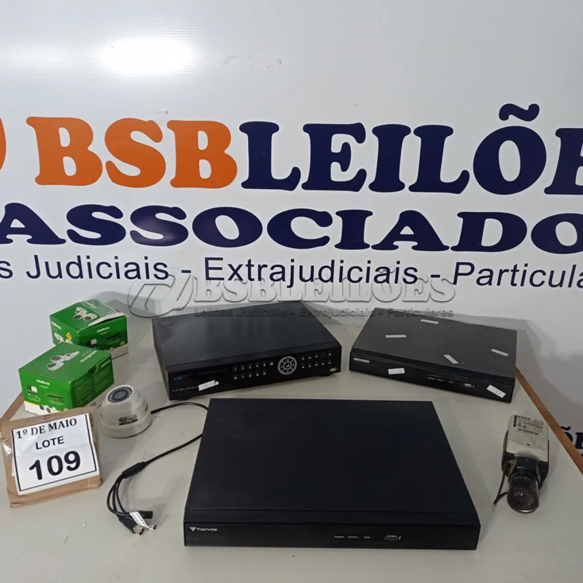 LOTE 109 - 03 DVRS PARA CÂMERAS DE SEGURANÇA MARCAS E MODELOS DIVERSOS E 04 CÂMERAS DE SEGURANÇA. (NO ESTADO) ATENÇÃO! FAZER A VISITAÇÃO ANTES DE ARREMATAR, NÃO SABEMOS SE FUNCIONA. LEILÃO NÃO TEM GARANTIA E NEM DEVOLUÇÃO, SUJEITO A POSSÍVEIS AVARIAS VISÍVEIS/OCULTAS E/OU AUSÊNCIA DE COMPONENTES.
