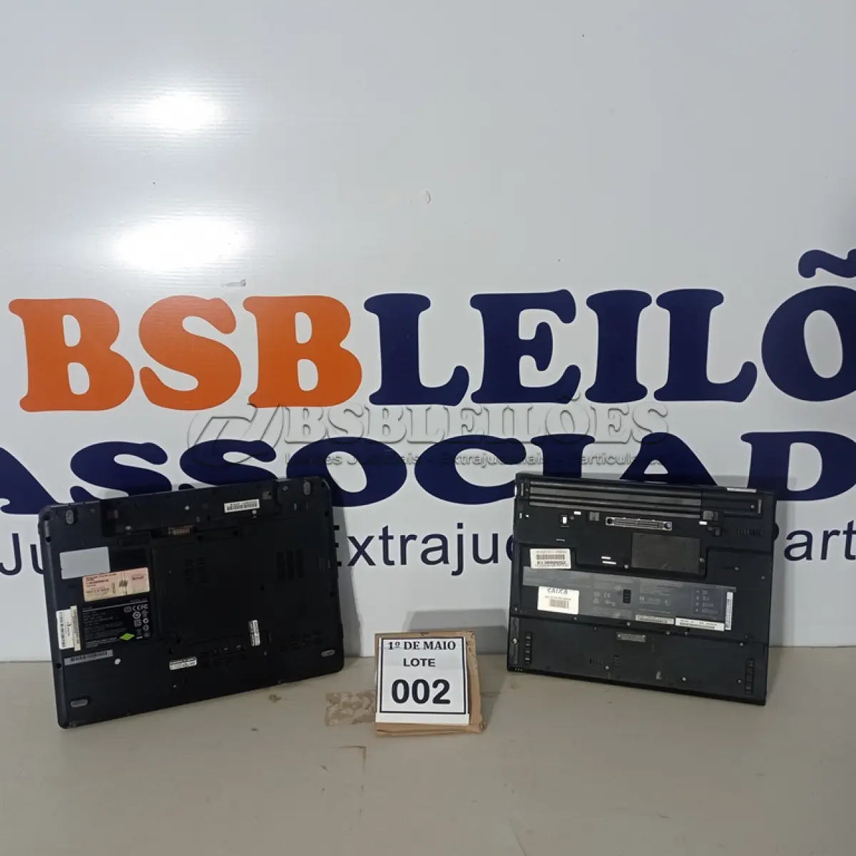 LOTE 002 - 02 NOTEBOOKS SENDO 01 MARCA DATEN E 01 IBM SEM CARREGADOR COM AVARIAS.  (NO ESTADO) ATENÇÃO! FAZER A VISITAÇÃO ANTES DE ARREMATAR, NÃO SABEMOS SE FUNCIONA. LEILÃO NÃO TEM GARANTIA E NEM DEVOLUÇÃO, SUJEITO A POSSÍVEIS AVARIAS VISÍVEIS/OCULTAS E/OU AUSÊNCIA DE COMPONENTES.