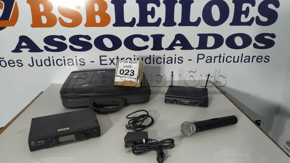LOTE 023 - 01 MICROFONE COM 02 RECEPTORES, SENDO 01 VHF E 01 UHF. (NO ESTADO) ATENÇÃO! FAZER A VISITAÇÃO ANTES DE ARREMATAR, NÃO SABEMOS SE FUNCIONA. LEILÃO NÃO TEM GARANTIA E NEM DEVOLUÇÃO, SUJEITO A POSSÍVEIS AVARIAS VISÍVEIS/OCULTAS E/OU AUSÊNCIA DE COMPONENTES.
