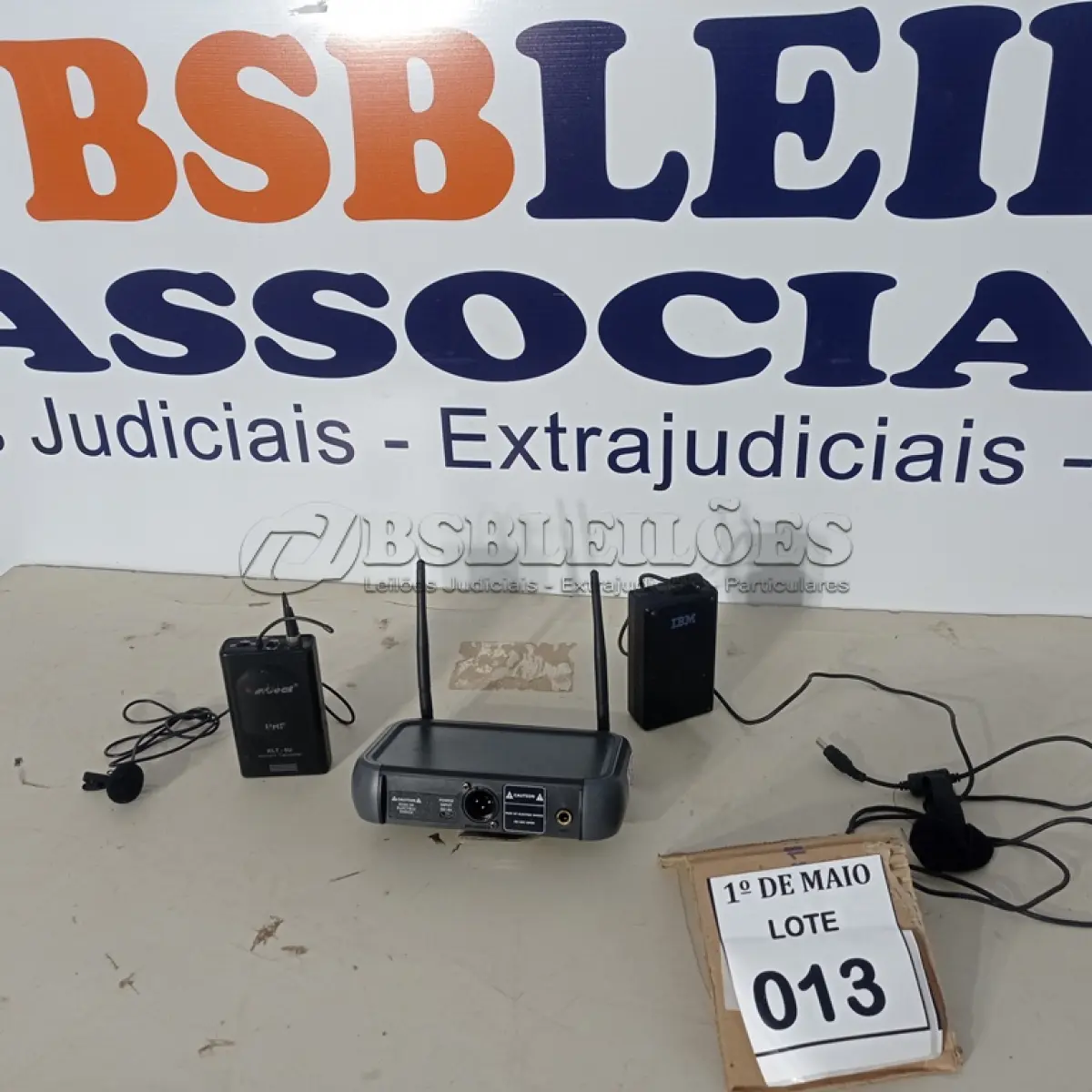 LOTE 013 - 01 RECEIVER PARA MICROFONE, 01 ADAPTADOR IBM E 01 MICROFONE SEM FIO.   (NO ESTADO) ATENÇÃO! FAZER A VISITAÇÃO ANTES DE ARREMATAR, NÃO SABEMOS SE FUNCIONA. LEILÃO NÃO TEM GARANTIA E NEM DEVOLUÇÃO, SUJEITO A POSSÍVEIS AVARIAS VISÍVEIS/OCULTAS E/OU AUSÊNCIA DE COMPONENTES.