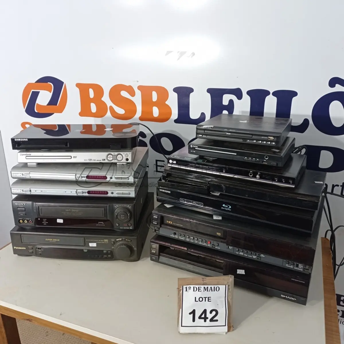 LOTE 142 - 01 LOTE COM 04 VÍDEOS CASSETE E VÁRIOS DVDS MARCAS E MODELOS DIVERSOS. (NO ESTADO) ATENÇÃO! FAZER A VISITAÇÃO ANTES DE ARREMATAR, NÃO SABEMOS SE FUNCIONA. LEILÃO NÃO TEM GARANTIA E NEM DEVOLUÇÃO, SUJEITO A POSSÍVEIS AVARIAS VISÍVEIS/OCULTAS E/OU AUSÊNCIA DE COMPONENTES.
