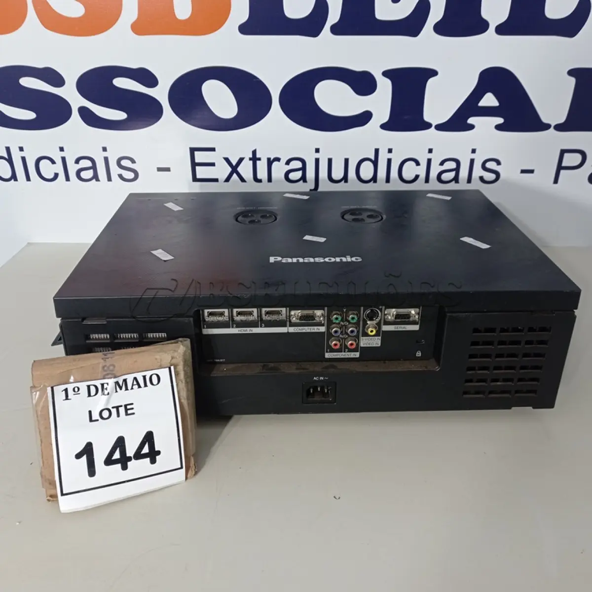 LOTE 144 - 01 PROJETOR MODELO PT-AE2000U MARCA PANASONIC. (NO ESTADO) ATENÇÃO! FAZER A VISITAÇÃO ANTES DE ARREMATAR, NÃO SABEMOS SE FUNCIONA. LEILÃO NÃO TEM GARANTIA E NEM DEVOLUÇÃO, SUJEITO A POSSÍVEIS AVARIAS VISÍVEIS/OCULTAS E/OU AUSÊNCIA DE COMPONENTES.