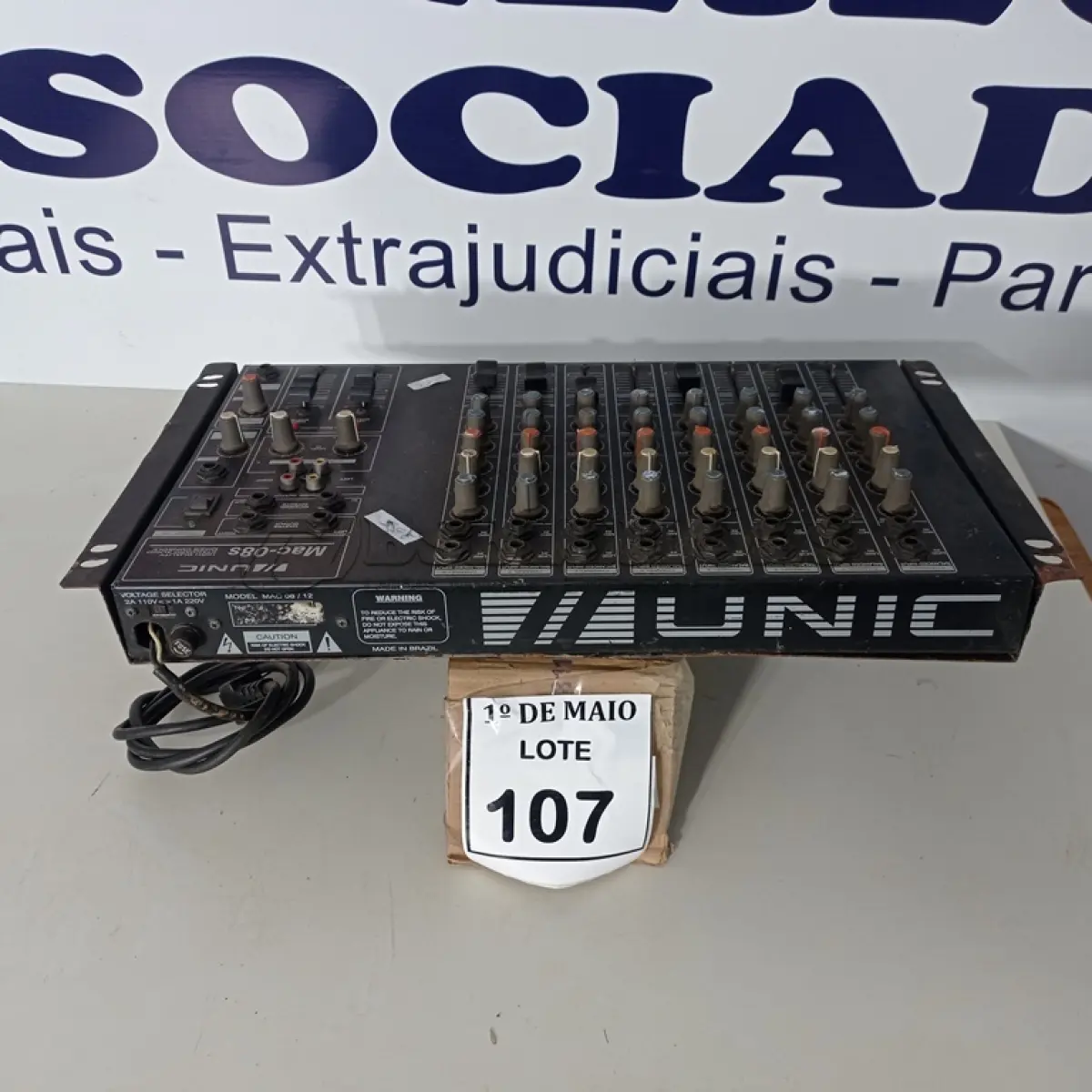 LOTE 107 - 01 MESA DE SOM MARCA UNIC MAC-08S. (NO ESTADO) ATENÇÃO! FAZER A VISITAÇÃO ANTES DE ARREMATAR, NÃO SABEMOS SE FUNCIONA. LEILÃO NÃO TEM GARANTIA E NEM DEVOLUÇÃO, SUJEITO A POSSÍVEIS AVARIAS VISÍVEIS/OCULTAS E/OU AUSÊNCIA DE COMPONENTES.