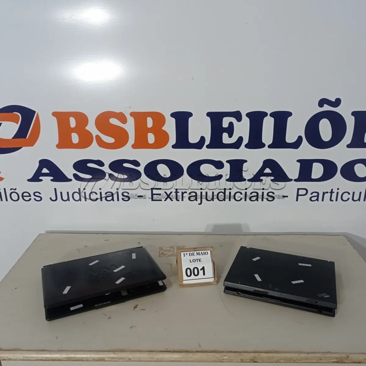 LOTE 001 - 02 NOTEBOOKS SENDO 01 MARCA IBM E 01 MARCA CCE SEM CARREGADOR COM AVARIAS.  (NO ESTADO) ATENÇÃO! FAZER A VISITAÇÃO ANTES DE ARREMATAR, NÃO SABEMOS SE FUNCIONA. LEILÃO NÃO TEM GARANTIA E NEM DEVOLUÇÃO, SUJEITO A POSSÍVEIS AVARIAS VISÍVEIS/OCULTAS E/OU AUSÊNCIA DE COMPONENTES.