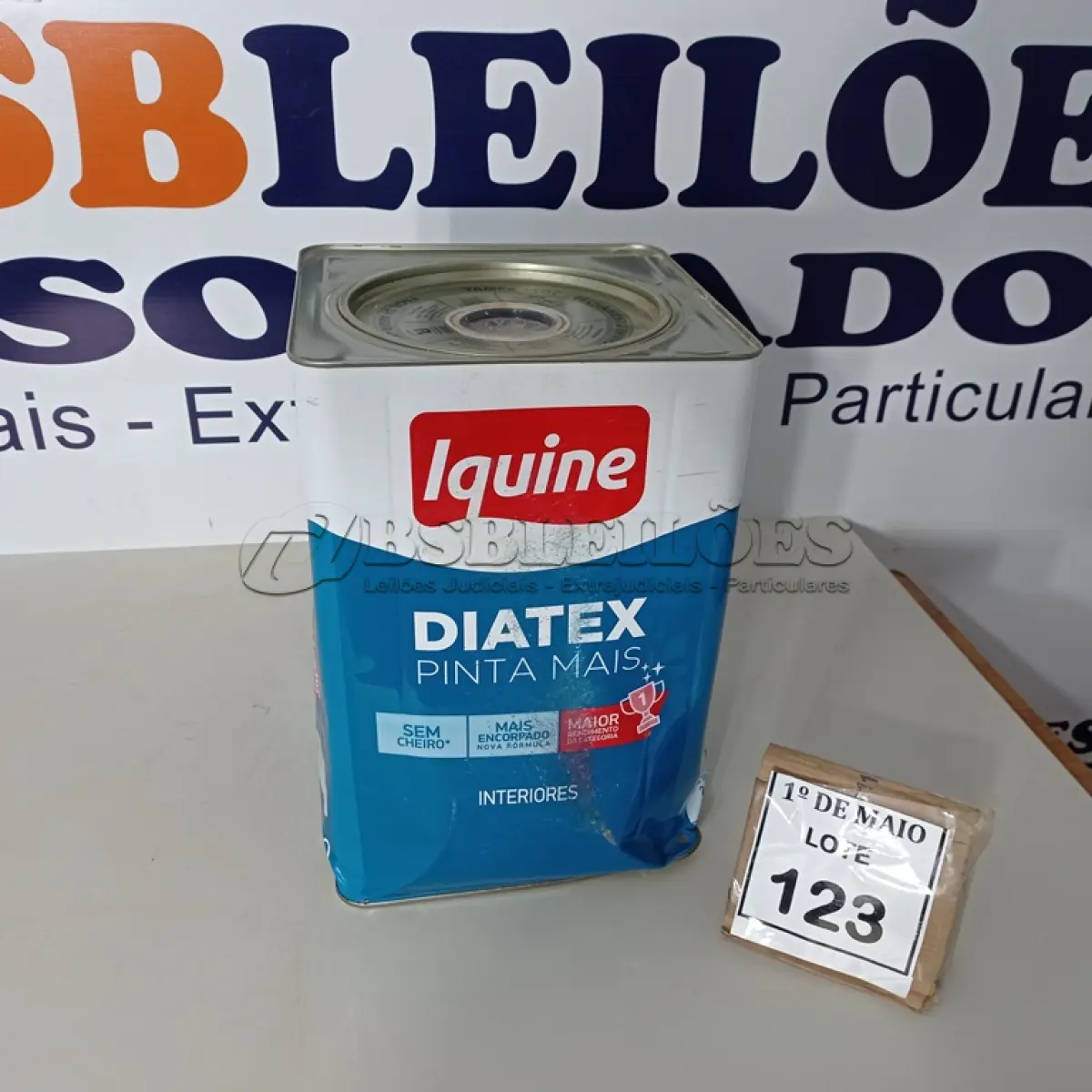 LOTE 123 - 01 LATA DE TINTA PARA INTERIORES DE 16/18 BRANCO MARCA IQUINE DIATEX. (NOVO) (NO ESTADO) ATENÇÃO! FAZER A VISITAÇÃO ANTES DE ARREMATAR, NÃO SABEMOS SE FUNCIONA. LEILÃO NÃO TEM GARANTIA E NEM DEVOLUÇÃO, SUJEITO A POSSÍVEIS AVARIAS VISÍVEIS/OCULTAS E/OU AUSÊNCIA DE COMPONENTES.
