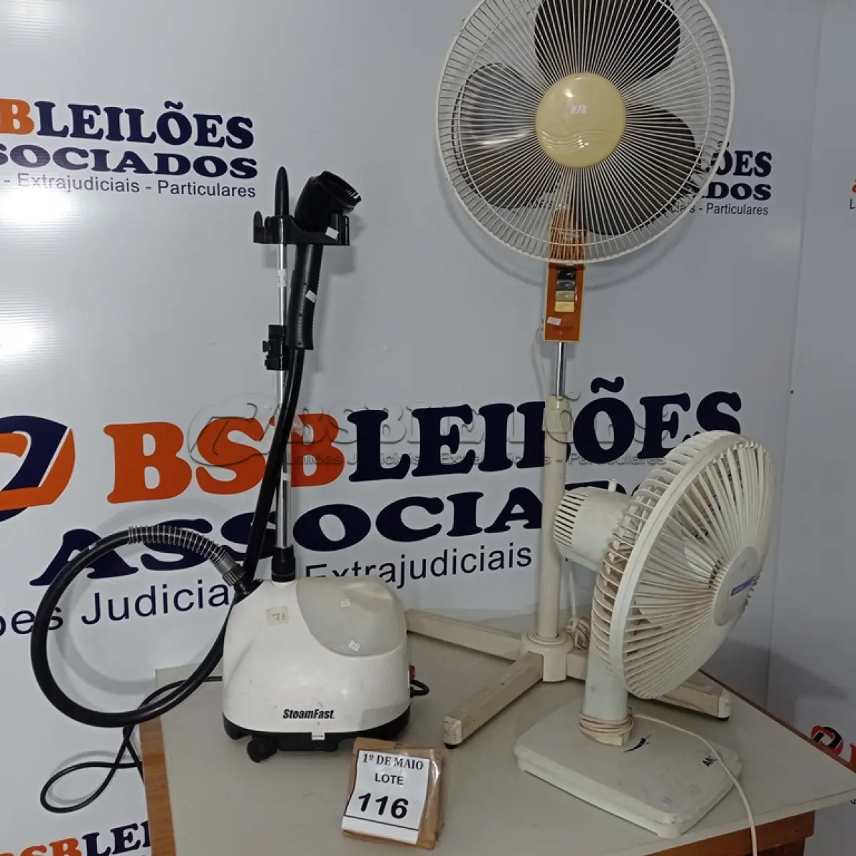 LOTE 116 - 01 FERRO DE PASSAR A VAPOR E 02 VENTILADORES. (NO ESTADO) ATENÇÃO! FAZER A VISITAÇÃO ANTES DE ARREMATAR, NÃO SABEMOS SE FUNCIONA. LEILÃO NÃO TEM GARANTIA E NEM DEVOLUÇÃO, SUJEITO A POSSÍVEIS AVARIAS VISÍVEIS/OCULTAS E/OU AUSÊNCIA DE COMPONENTES.