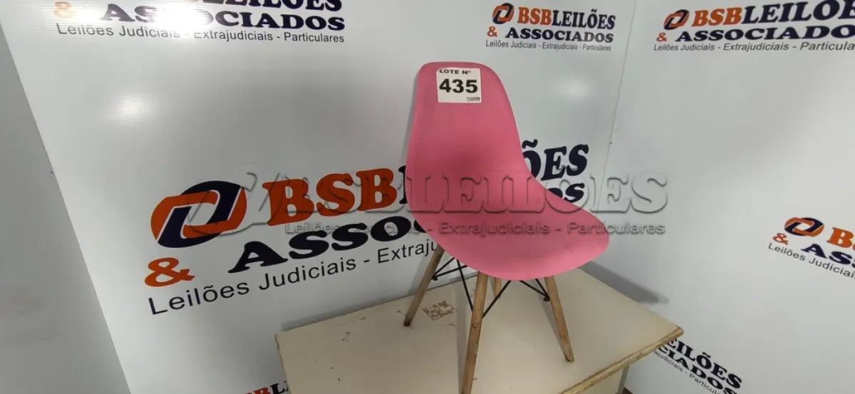 LOTE 435 - 01 - CADEIRA EAMES EIFFEL (NO ESTADO, NÃO SABEMOS SE FUNCIONA. LEILÃO NÃO TEM GARANTIA E NEM DEVOLUÇÃO, SUJEITO A POSSÍVEIS AVARIAS VISÍVEIS/OCULTAS E/OU AUSÊNCIA DE COMPONENTES)