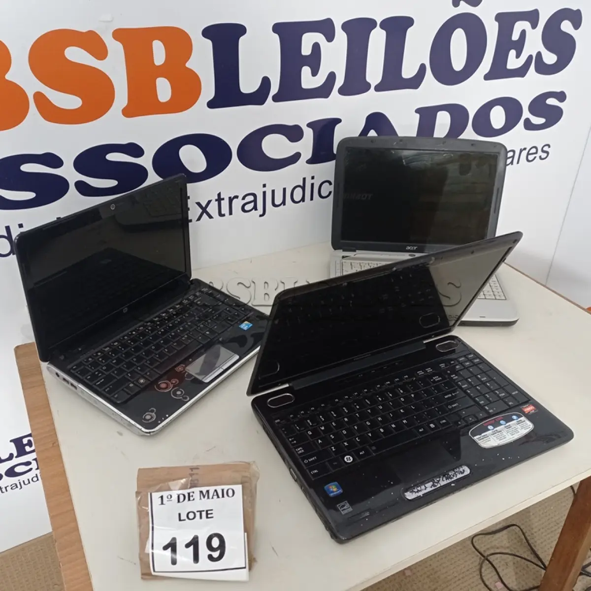 LOTE 119 - 03 NOTEBOOKS MARCAS E MODELOS DIVERSOS PARA RETIRADA DE PEÇAS. (NO ESTADO) ATENÇÃO! FAZER A VISITAÇÃO ANTES DE ARREMATAR, NÃO SABEMOS SE FUNCIONA. LEILÃO NÃO TEM GARANTIA E NEM DEVOLUÇÃO, SUJEITO A POSSÍVEIS AVARIAS VISÍVEIS/OCULTAS E/OU AUSÊNCIA DE COMPONENTES.