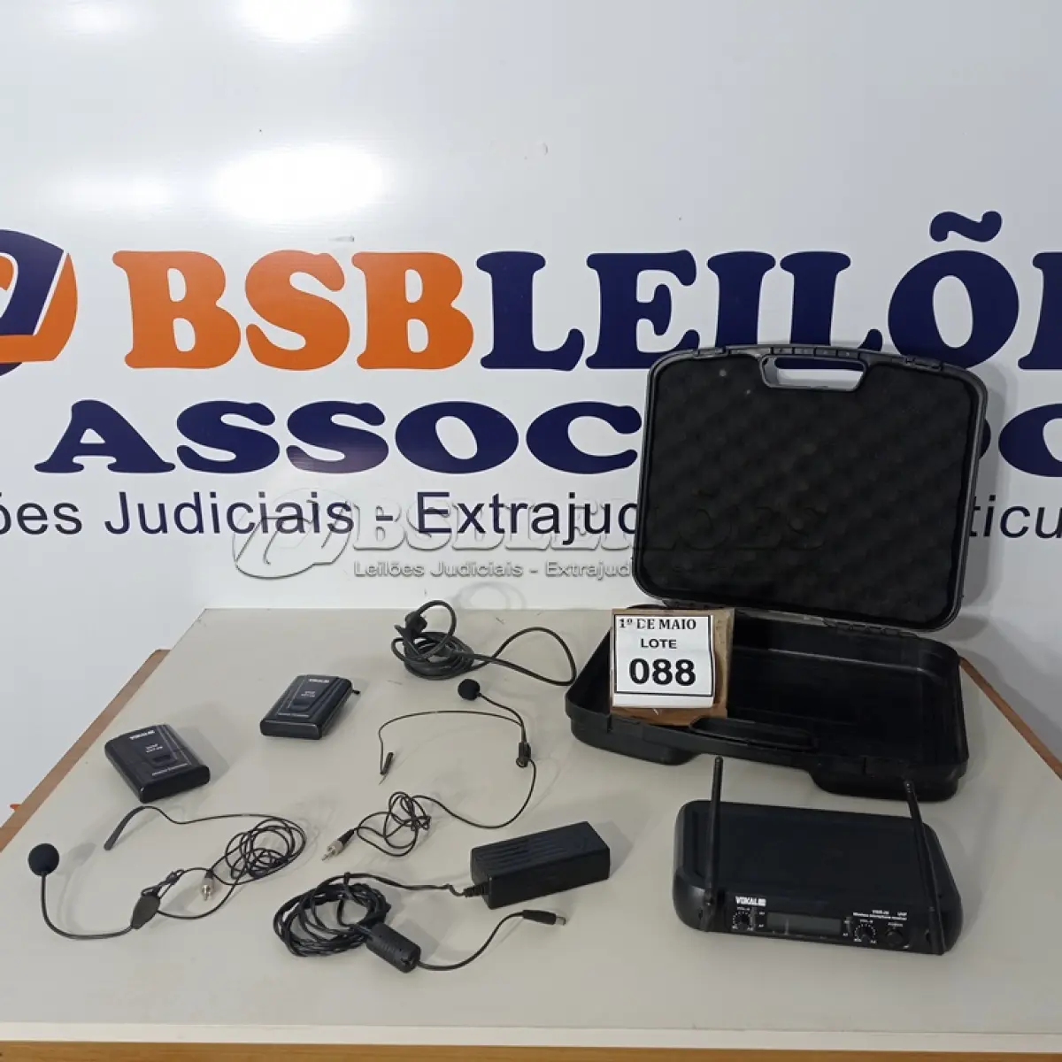 LOTE 088 - 02 MICROFONES SEM FIO, 01 FONTE E 01 RECEPTOR UHF MARCA VOKAL (NO ESTADO) ATENÇÃO! FAZER A VISITAÇÃO ANTES DE ARREMATAR, NÃO SABEMOS SE FUNCIONA. LEILÃO NÃO TEM GARANTIA E NEM DEVOLUÇÃO, SUJEITO A POSSÍVEIS AVARIAS VISÍVEIS/OCULTAS E/OU AUSÊNCIA DE COMPONENTES.