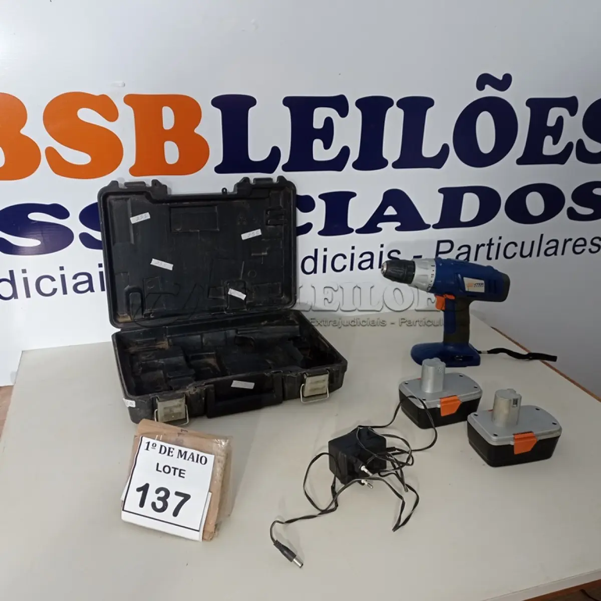 LOTE 137 - 01 PARAFUSADEIRA COM CASE COM 02 BATERIAS E 01 CARREGADOR MARCA DEXTER. (NO ESTADO) ATENÇÃO! FAZER A VISITAÇÃO ANTES DE ARREMATAR, NÃO SABEMOS SE FUNCIONA. LEILÃO NÃO TEM GARANTIA E NEM DEVOLUÇÃO, SUJEITO A POSSÍVEIS AVARIAS VISÍVEIS/OCULTAS E/OU AUSÊNCIA DE COMPONENTES.