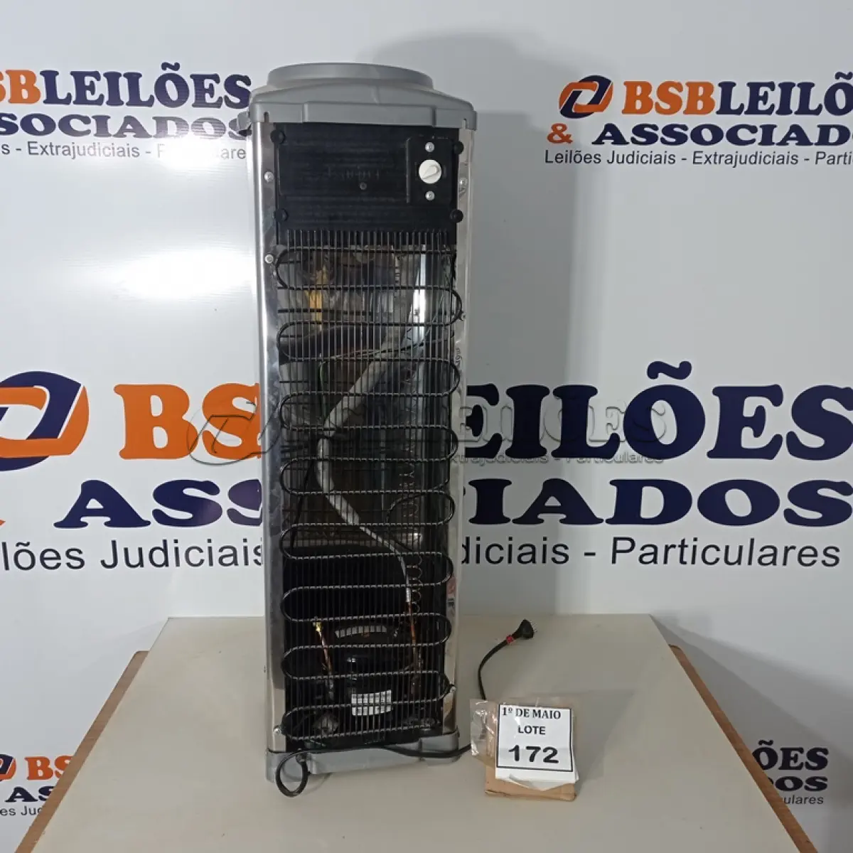 LOTE 172 - 01 BEBEDOURO PARA GARRAFÃO EM INOX MARCA KARINA 220V. (NO ESTADO) ATENÇÃO! FAZER A VISITAÇÃO ANTES DE ARREMATAR, NÃO SABEMOS SE FUNCIONA. LEILÃO NÃO TEM GARANTIA E NEM DEVOLUÇÃO, SUJEITO A POSSÍVEIS AVARIAS VISÍVEIS/OCULTAS E/OU AUSÊNCIA DE COMPONENTES.