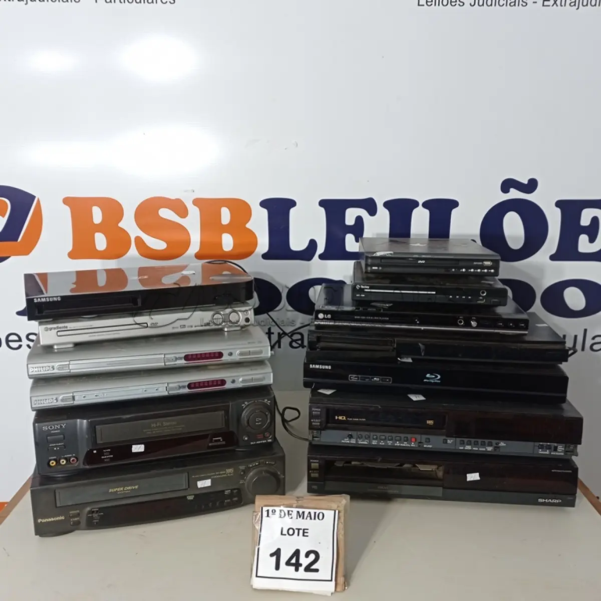 LOTE 142 - 01 LOTE COM 04 VÍDEOS CASSETE E VÁRIOS DVDS MARCAS E MODELOS DIVERSOS. (NO ESTADO) ATENÇÃO! FAZER A VISITAÇÃO ANTES DE ARREMATAR, NÃO SABEMOS SE FUNCIONA. LEILÃO NÃO TEM GARANTIA E NEM DEVOLUÇÃO, SUJEITO A POSSÍVEIS AVARIAS VISÍVEIS/OCULTAS E/OU AUSÊNCIA DE COMPONENTES.