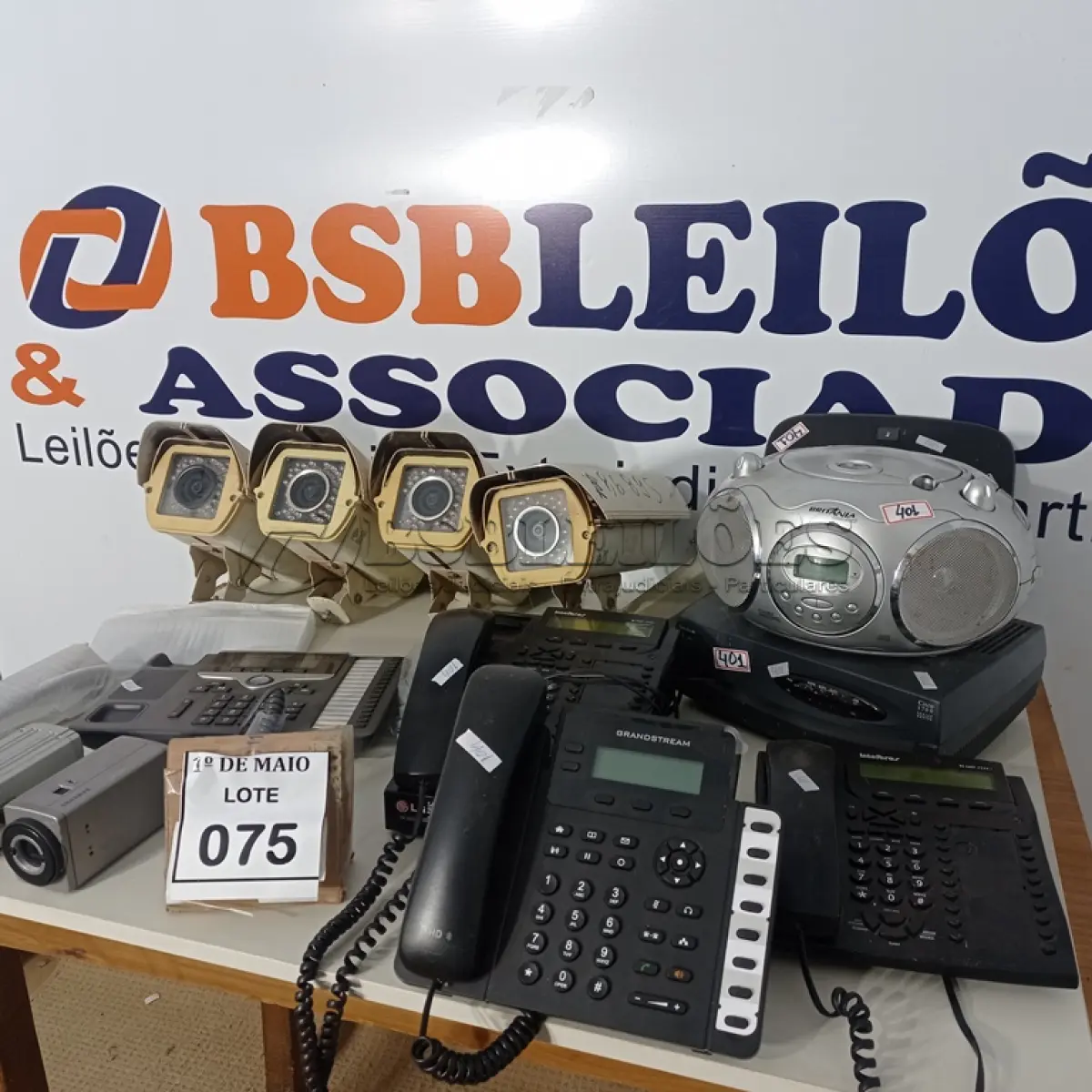 LOTE 075 - 01 LOTE COM CÂMERAS DE SEGURANÇA, APARELHOS TELEFÔNICOS 01 RADIO STEREO AM/FM E 02 CISCO. (NO ESTADO) ATENÇÃO! FAZER A VISITAÇÃO ANTES DE ARREMATAR, NÃO SABEMOS SE FUNCIONA. LEILÃO NÃO TEM GARANTIA E NEM DEVOLUÇÃO, SUJEITO A POSSÍVEIS AVARIAS VISÍVEIS/OCULTAS E/OU AUSÊNCIA DE COMPONENTES.