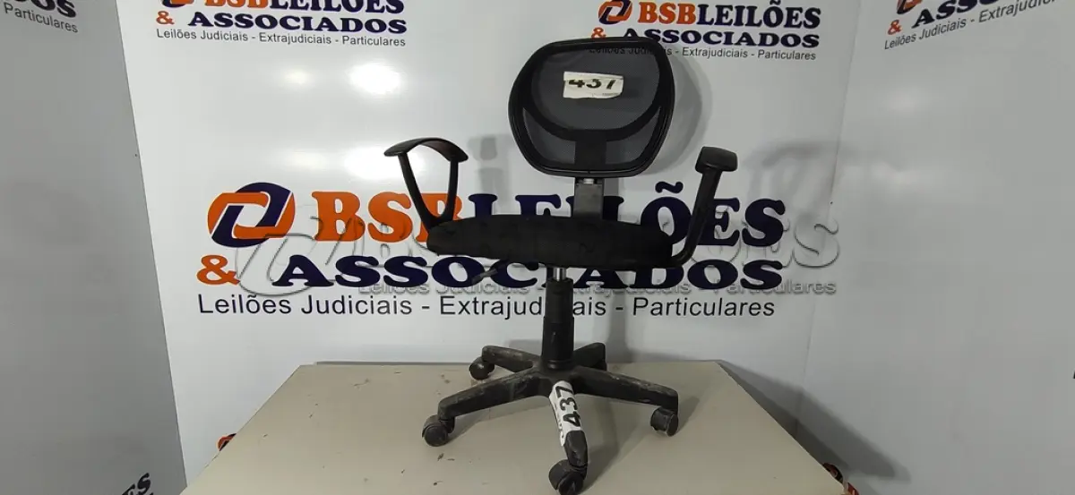 LOTE 437 - 01 - CADEIRA DE ESCRITÓRIO SECRETÁRIA GIRATÓRIA (NO ESTADO, NÃO SABEMOS SE FUNCIONA. LEILÃO NÃO TEM GARANTIA E NEM DEVOLUÇÃO, SUJEITO A POSSÍVEIS AVARIAS VISÍVEIS/OCULTAS E/OU AUSÊNCIA DE COMPONENTES)
