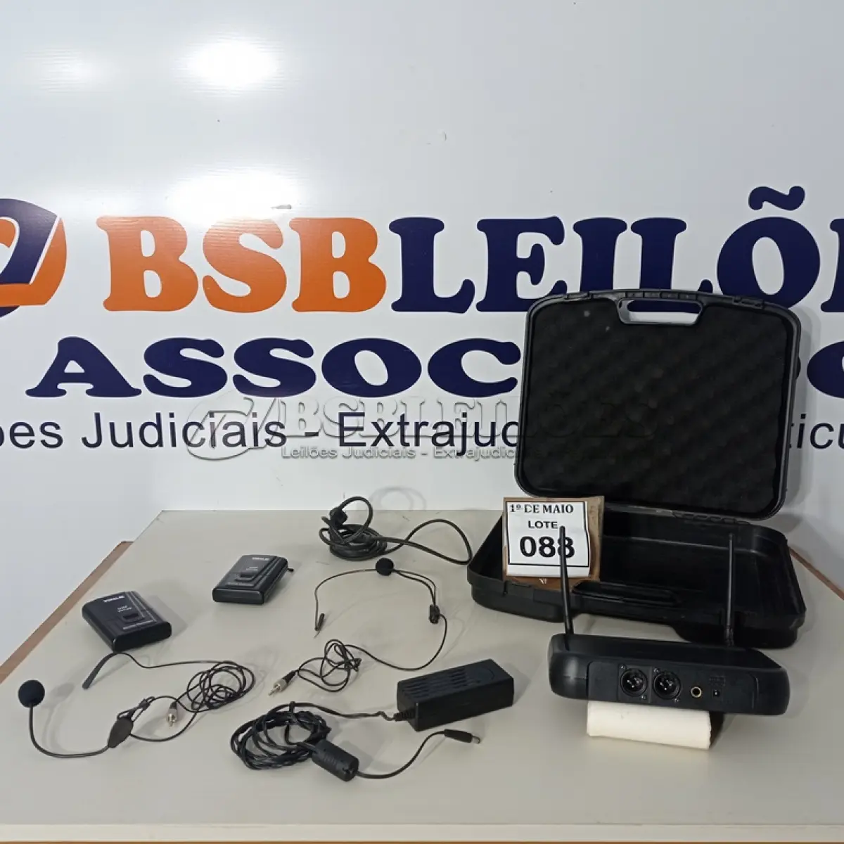 LOTE 088 - 02 MICROFONES SEM FIO, 01 FONTE E 01 RECEPTOR UHF MARCA VOKAL (NO ESTADO) ATENÇÃO! FAZER A VISITAÇÃO ANTES DE ARREMATAR, NÃO SABEMOS SE FUNCIONA. LEILÃO NÃO TEM GARANTIA E NEM DEVOLUÇÃO, SUJEITO A POSSÍVEIS AVARIAS VISÍVEIS/OCULTAS E/OU AUSÊNCIA DE COMPONENTES.