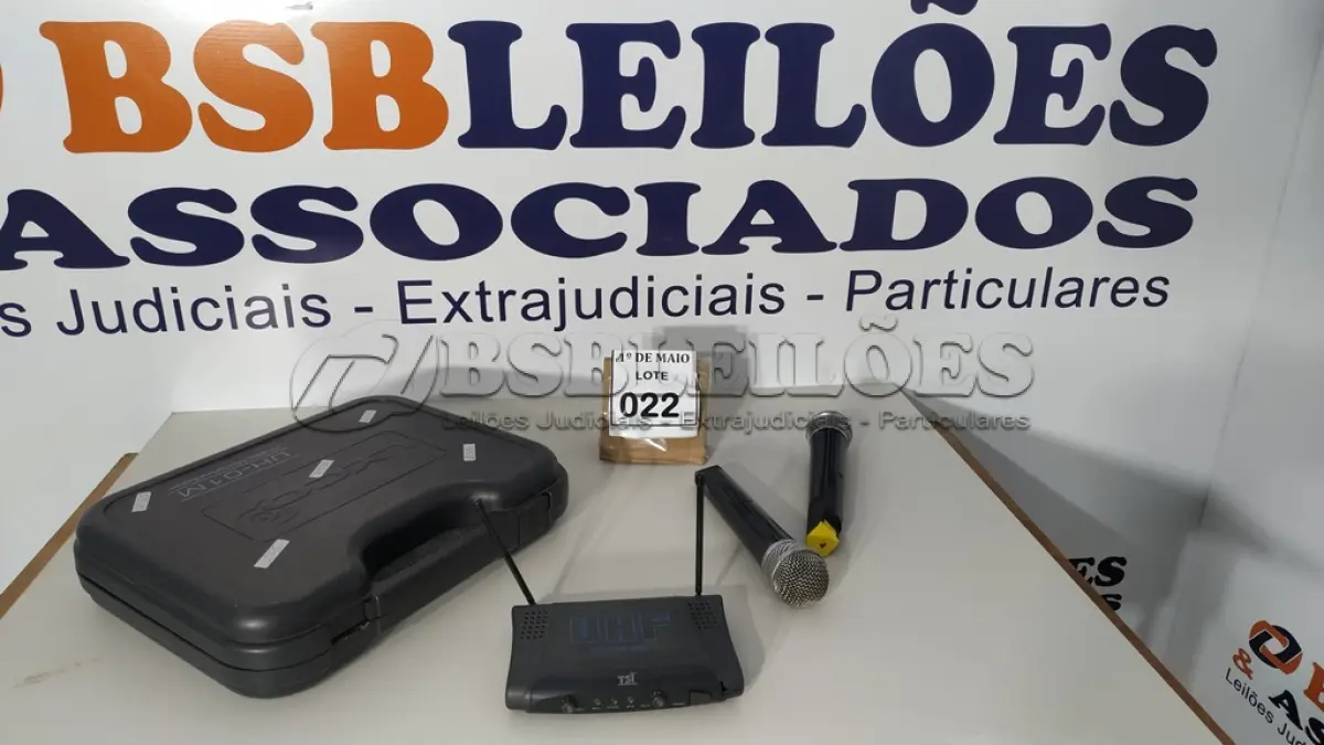 LOTE 022 - 02 MICROFONES COM CASE E 01 RECEPTOR UHF. (NO ESTADO) ATENÇÃO! FAZER A VISITAÇÃO ANTES DE ARREMATAR, NÃO SABEMOS SE FUNCIONA. LEILÃO NÃO TEM GARANTIA E NEM DEVOLUÇÃO, SUJEITO A POSSÍVEIS AVARIAS VISÍVEIS/OCULTAS E/OU AUSÊNCIA DE COMPONENTES.