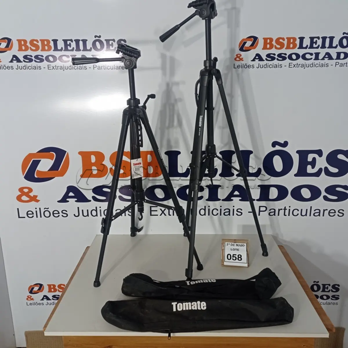 LOTE 058 - 02 TRIPÉS PARA CÂMERAS MARCA TOMATE. (NO ESTADO) ATENÇÃO! FAZER A VISITAÇÃO ANTES DE ARREMATAR, NÃO SABEMOS SE FUNCIONA. LEILÃO NÃO TEM GARANTIA E NEM DEVOLUÇÃO, SUJEITO A POSSÍVEIS AVARIAS VISÍVEIS/OCULTAS E/OU AUSÊNCIA DE COMPONENTES.