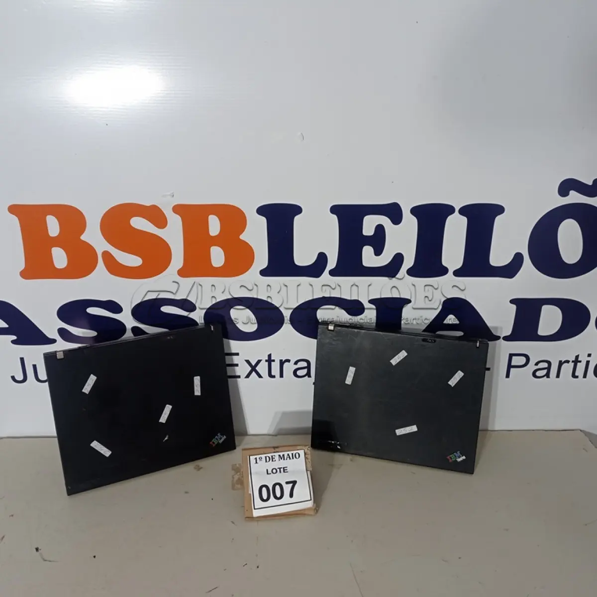 LOTE 007 - 02 NOTEBOOKS MARCA IBM SEM CARREGADOR COM AVARIAS. (NO ESTADO) ATENÇÃO! FAZER A VISITAÇÃO ANTES DE ARREMATAR, NÃO SABEMOS SE FUNCIONA. LEILÃO NÃO TEM GARANTIA E NEM DEVOLUÇÃO, SUJEITO A POSSÍVEIS AVARIAS VISÍVEIS/OCULTAS E/OU AUSÊNCIA DE COMPONENTES.