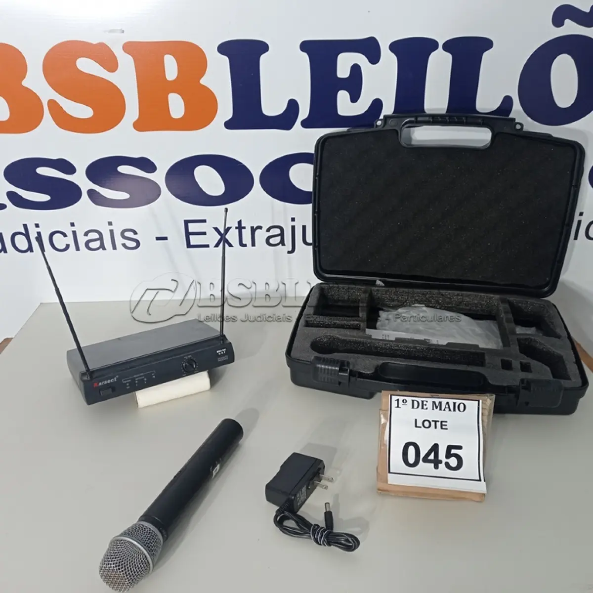 LOTE 045 - 01 MICROFONE COM RECEPTOR E CASE. (NO ESTADO) ATENÇÃO! FAZER A VISITAÇÃO ANTES DE ARREMATAR, NÃO SABEMOS SE FUNCIONA. LEILÃO NÃO TEM GARANTIA E NEM DEVOLUÇÃO, SUJEITO A POSSÍVEIS AVARIAS VISÍVEIS/OCULTAS E/OU AUSÊNCIA DE COMPONENTES.