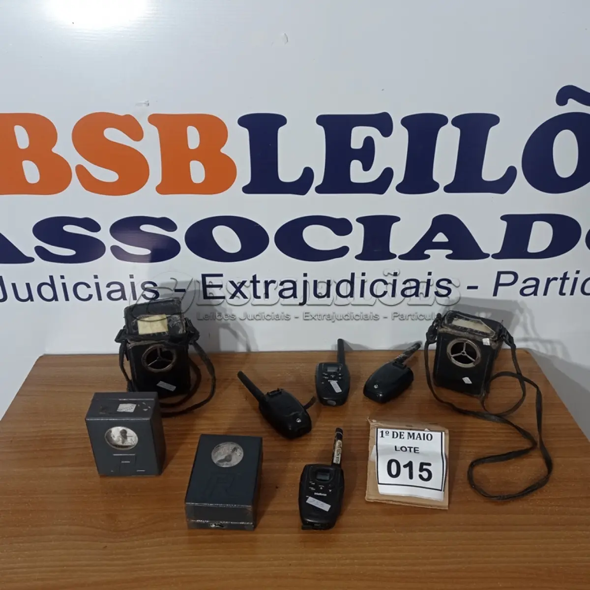 LOTE 015 - 04 RÁDIOS COMUNICADORES MARCA INTELBRAS E 02 RELÓGIOS DE PONTO ANTIGO. (NO ESTADO) ATENÇÃO! FAZER A VISITAÇÃO ANTES DE ARREMATAR, NÃO SABEMOS SE FUNCIONA. LEILÃO NÃO TEM GARANTIA E NEM DEVOLUÇÃO, SUJEITO A POSSÍVEIS AVARIAS VISÍVEIS/OCULTAS E/OU AUSÊNCIA DE COMPONENTES.