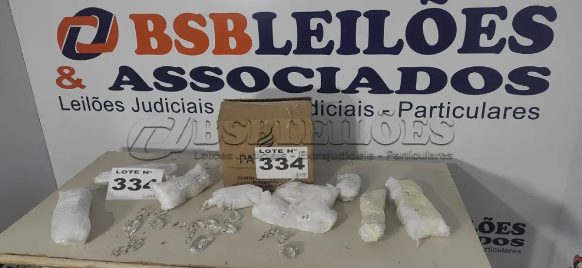 LOTE 334 - CRISTAIS PARA LUMINÁRIA (NO ESTADO, NÃO SABEMOS SE FUNCIONA. LEILÃO NÃO TEM GARANTIA E NEM DEVOLUÇÃO, SUJEITO A POSSÍVEIS AVARIAS VISÍVEIS/OCULTAS E/OU AUSÊNCIA DE COMPONENTES)