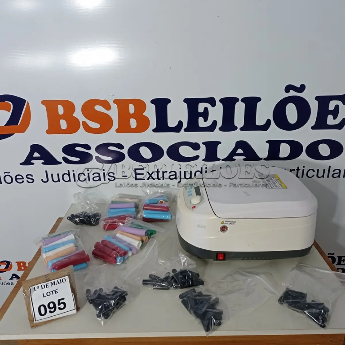 LOTE 095 - 01 APARELHO DE CENTRIFUGA PROFISSIONAL GTSPIN COM AVARIAS. (NO ESTADO) ATENÇÃO! FAZER A VISITAÇÃO ANTES DE ARREMATAR, NÃO SABEMOS SE FUNCIONA. LEILÃO NÃO TEM GARANTIA E NEM DEVOLUÇÃO, SUJEITO A POSSÍVEIS AVARIAS VISÍVEIS/OCULTAS E/OU AUSÊNCIA DE COMPONENTES.