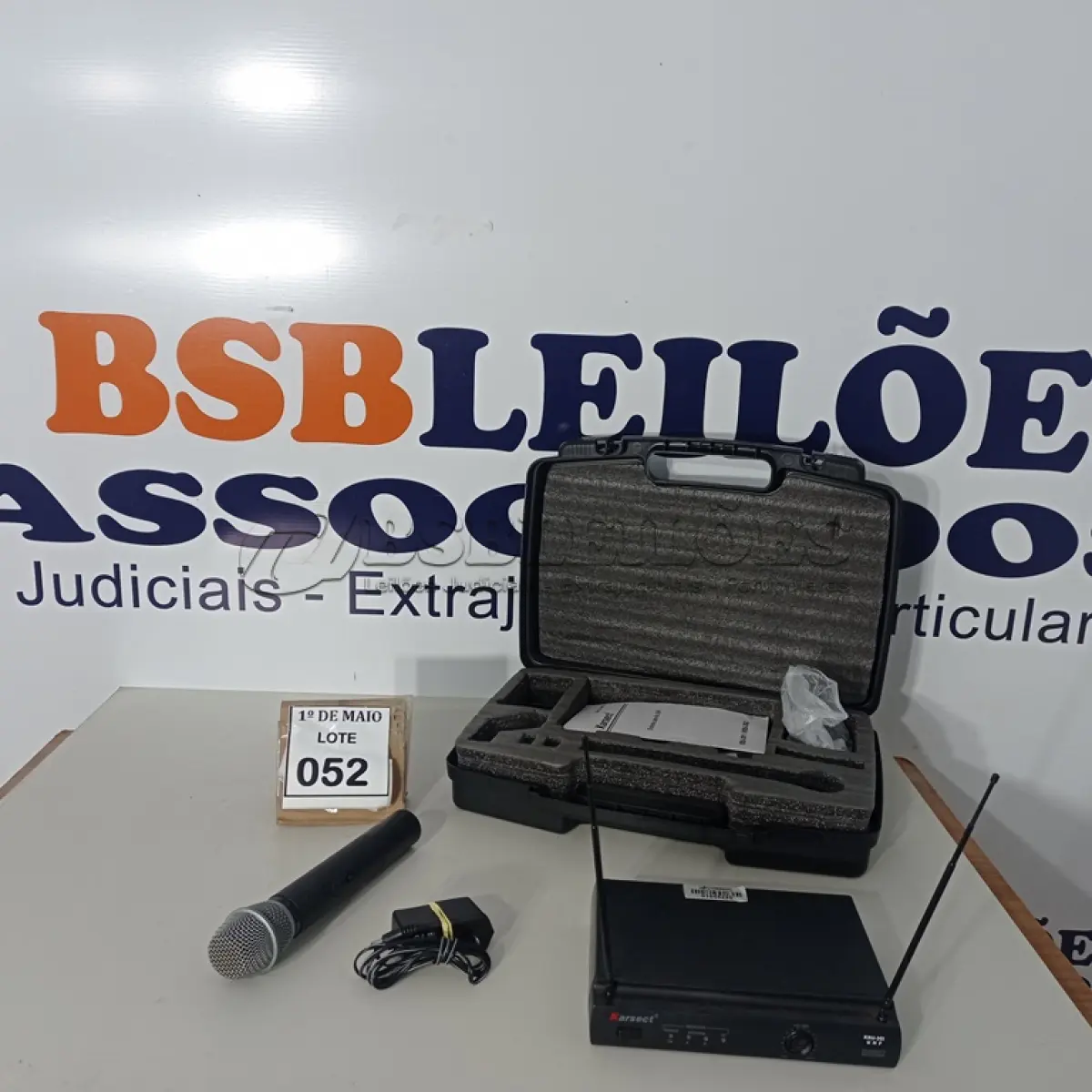 LOTE 052 - 01 MICROFONE COM RECEPTOR E CASE. (NO ESTADO) ATENÇÃO! FAZER A VISITAÇÃO ANTES DE ARREMATAR, NÃO SABEMOS SE FUNCIONA. LEILÃO NÃO TEM GARANTIA E NEM DEVOLUÇÃO, SUJEITO A POSSÍVEIS AVARIAS VISÍVEIS/OCULTAS E/OU AUSÊNCIA DE COMPONENTES.