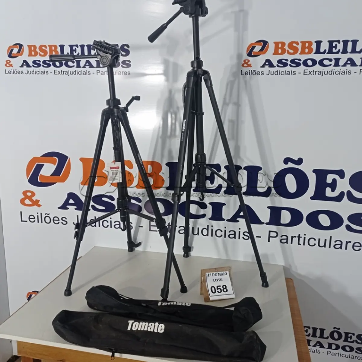 LOTE 058 - 02 TRIPÉS PARA CÂMERAS MARCA TOMATE. (NO ESTADO) ATENÇÃO! FAZER A VISITAÇÃO ANTES DE ARREMATAR, NÃO SABEMOS SE FUNCIONA. LEILÃO NÃO TEM GARANTIA E NEM DEVOLUÇÃO, SUJEITO A POSSÍVEIS AVARIAS VISÍVEIS/OCULTAS E/OU AUSÊNCIA DE COMPONENTES.