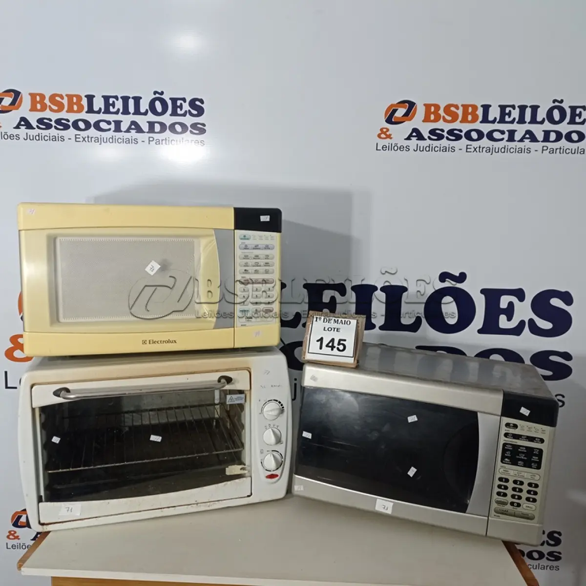 LOTE 145 - 01 FORNO ELÉTRICO E 02 MICRO-ONDAS SEM PRATO. (NO ESTADO) ATENÇÃO! FAZER A VISITAÇÃO ANTES DE ARREMATAR, NÃO SABEMOS SE FUNCIONA. LEILÃO NÃO TEM GARANTIA E NEM DEVOLUÇÃO, SUJEITO A POSSÍVEIS AVARIAS VISÍVEIS/OCULTAS E/OU AUSÊNCIA DE COMPONENTES.