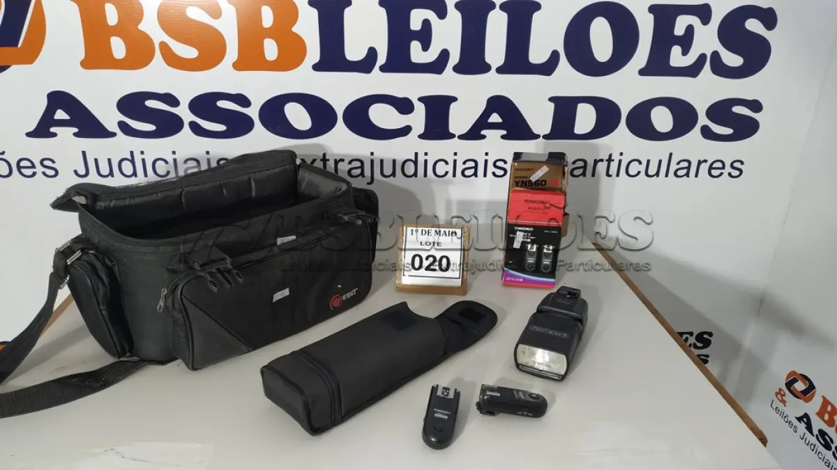 LOTE 020 - 01 BOLSA E 01 FLASH PARA CÂMERAS YOUGNUO COM CONTROLES REMOTOS. (NO ESTADO) ATENÇÃO! FAZER A VISITAÇÃO ANTES DE ARREMATAR, NÃO SABEMOS SE FUNCIONA. LEILÃO NÃO TEM GARANTIA E NEM DEVOLUÇÃO, SUJEITO A POSSÍVEIS AVARIAS VISÍVEIS/OCULTAS E/OU AUSÊNCIA DE COMPONENTES.