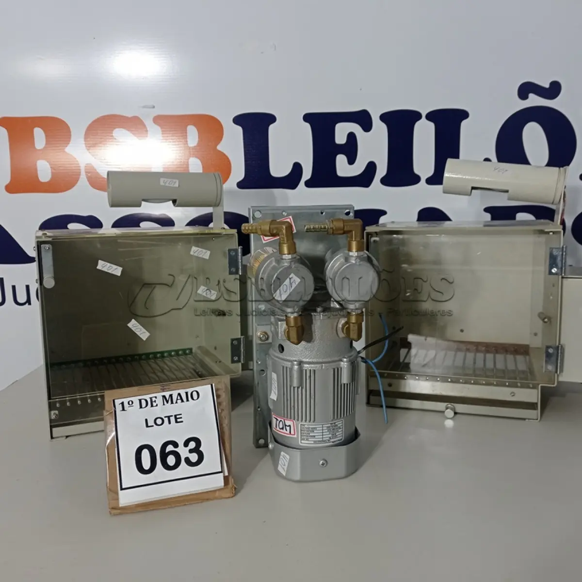 LOTE 063 - 01 BOMBA A VÁCUO E MATERIAIS DIVERSOS. (NO ESTADO) ATENÇÃO! FAZER A VISITAÇÃO ANTES DE ARREMATAR, NÃO SABEMOS SE FUNCIONA. LEILÃO NÃO TEM GARANTIA E NEM DEVOLUÇÃO, SUJEITO A POSSÍVEIS AVARIAS VISÍVEIS/OCULTAS E/OU AUSÊNCIA DE COMPONENTES.