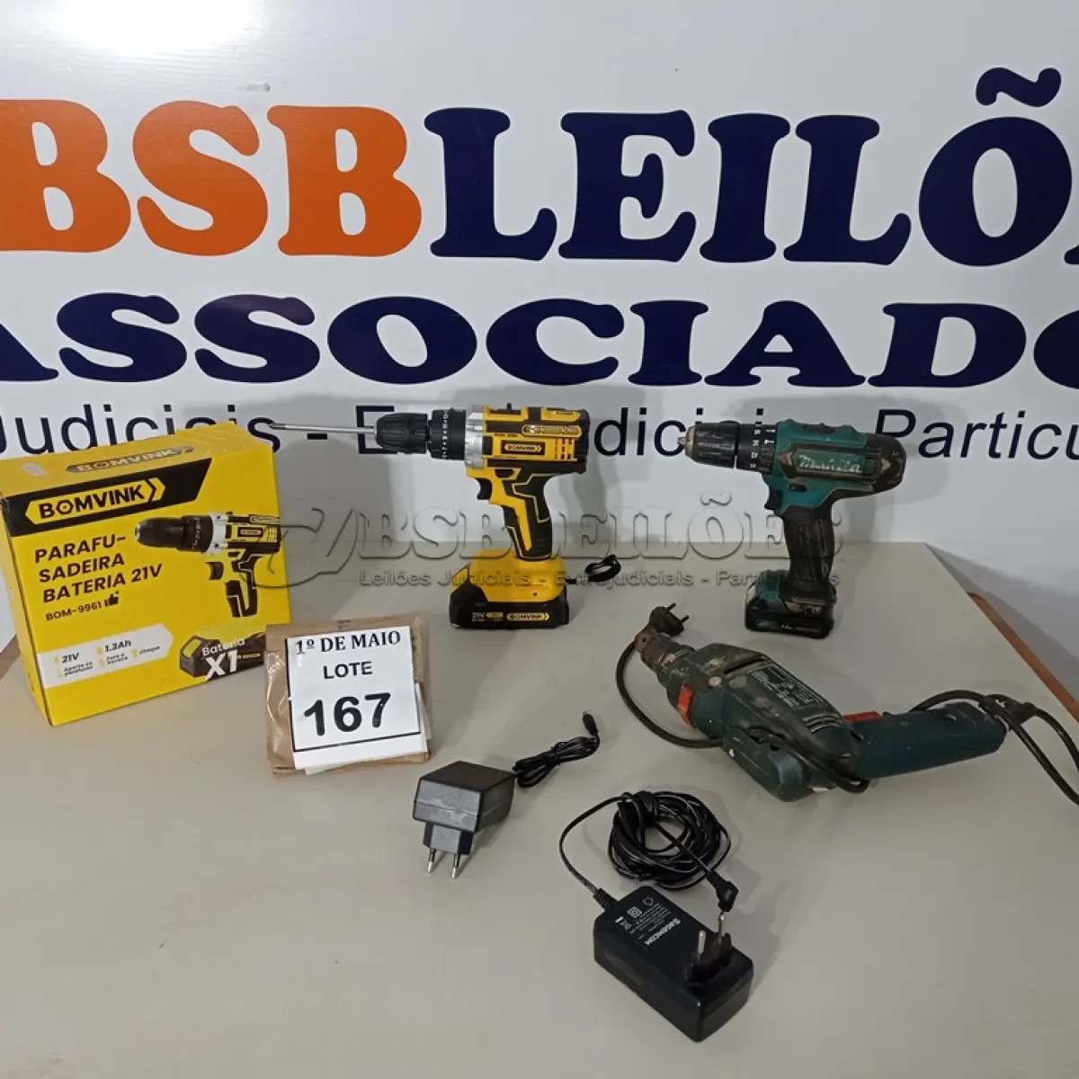 LOTE 167 - 02 PARAFUSADEIRAS, SENDO 01 21V MARCA BOMVINK COM CARREGADOR E 01 MAKITA SEM CARREGADOR E 01 FURADEIRA MARCA BLACK E DECKER SEM CARREGADOR COM AVARIAS. (NO ESTADO) ATENÇÃO! FAZER A VISITAÇÃO ANTES DE ARREMATAR, NÃO SABEMOS SE FUNCIONA. LEILÃO NÃO TEM GARANTIA E NEM DEVOLUÇÃO, SUJEITO A POSSÍVEIS AVARIAS VISÍVEIS/OCULTAS E/OU AUSÊNCIA DE COMPONENTES.