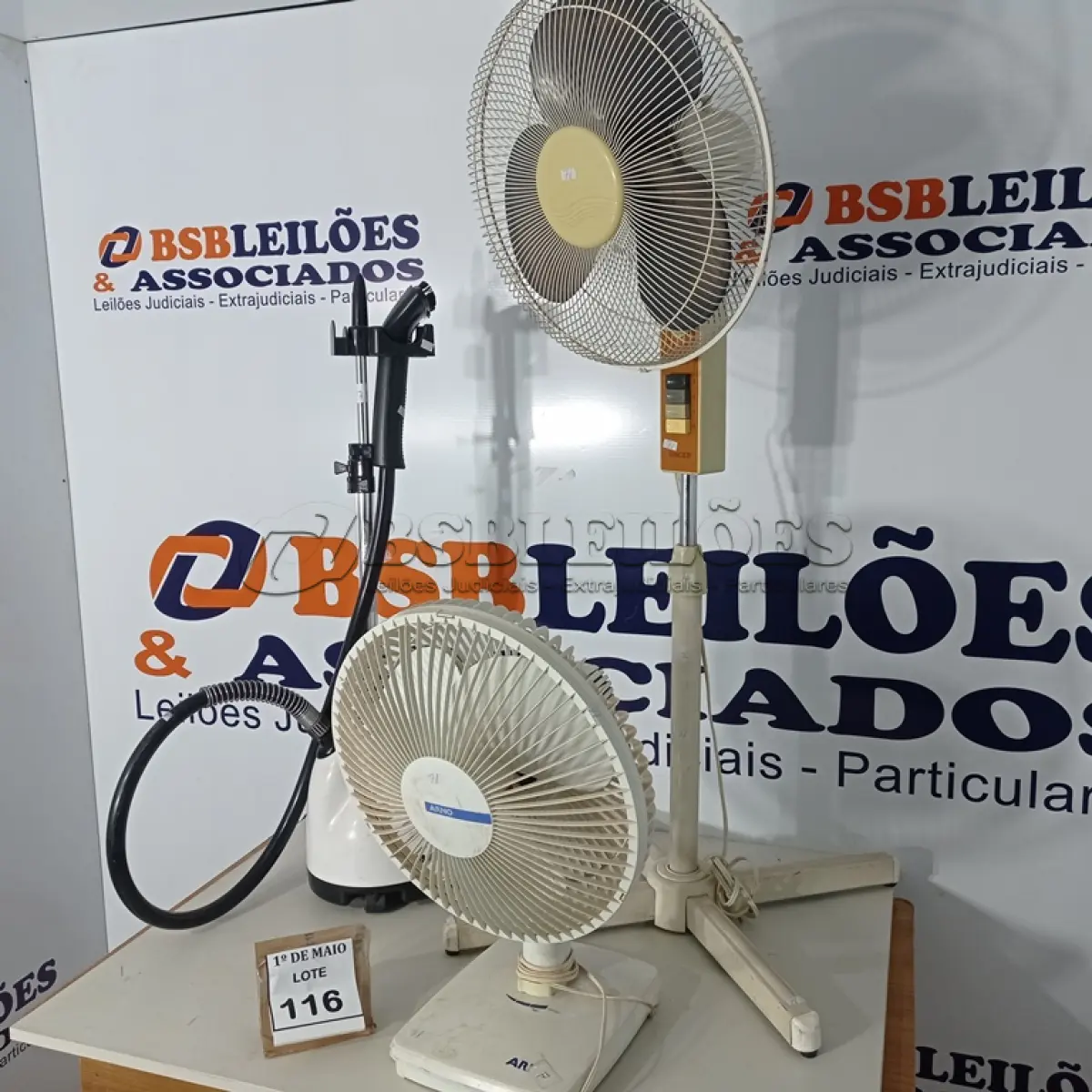 LOTE 116 - 01 FERRO DE PASSAR A VAPOR E 02 VENTILADORES. (NO ESTADO) ATENÇÃO! FAZER A VISITAÇÃO ANTES DE ARREMATAR, NÃO SABEMOS SE FUNCIONA. LEILÃO NÃO TEM GARANTIA E NEM DEVOLUÇÃO, SUJEITO A POSSÍVEIS AVARIAS VISÍVEIS/OCULTAS E/OU AUSÊNCIA DE COMPONENTES.