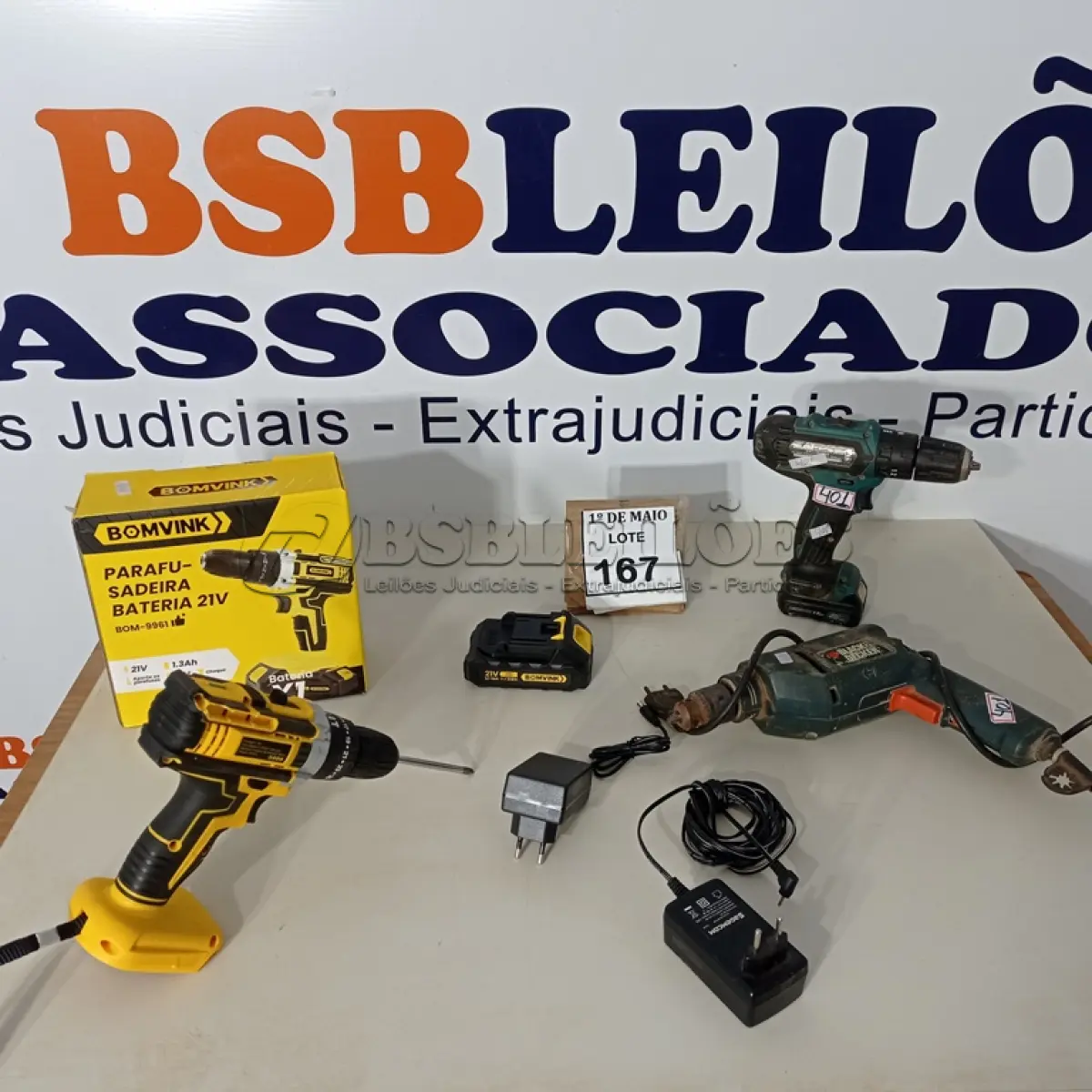 LOTE 167 - 02 PARAFUSADEIRAS, SENDO 01 21V MARCA BOMVINK COM CARREGADOR E 01 MAKITA SEM CARREGADOR E 01 FURADEIRA MARCA BLACK E DECKER SEM CARREGADOR COM AVARIAS. (NO ESTADO) ATENÇÃO! FAZER A VISITAÇÃO ANTES DE ARREMATAR, NÃO SABEMOS SE FUNCIONA. LEILÃO NÃO TEM GARANTIA E NEM DEVOLUÇÃO, SUJEITO A POSSÍVEIS AVARIAS VISÍVEIS/OCULTAS E/OU AUSÊNCIA DE COMPONENTES.