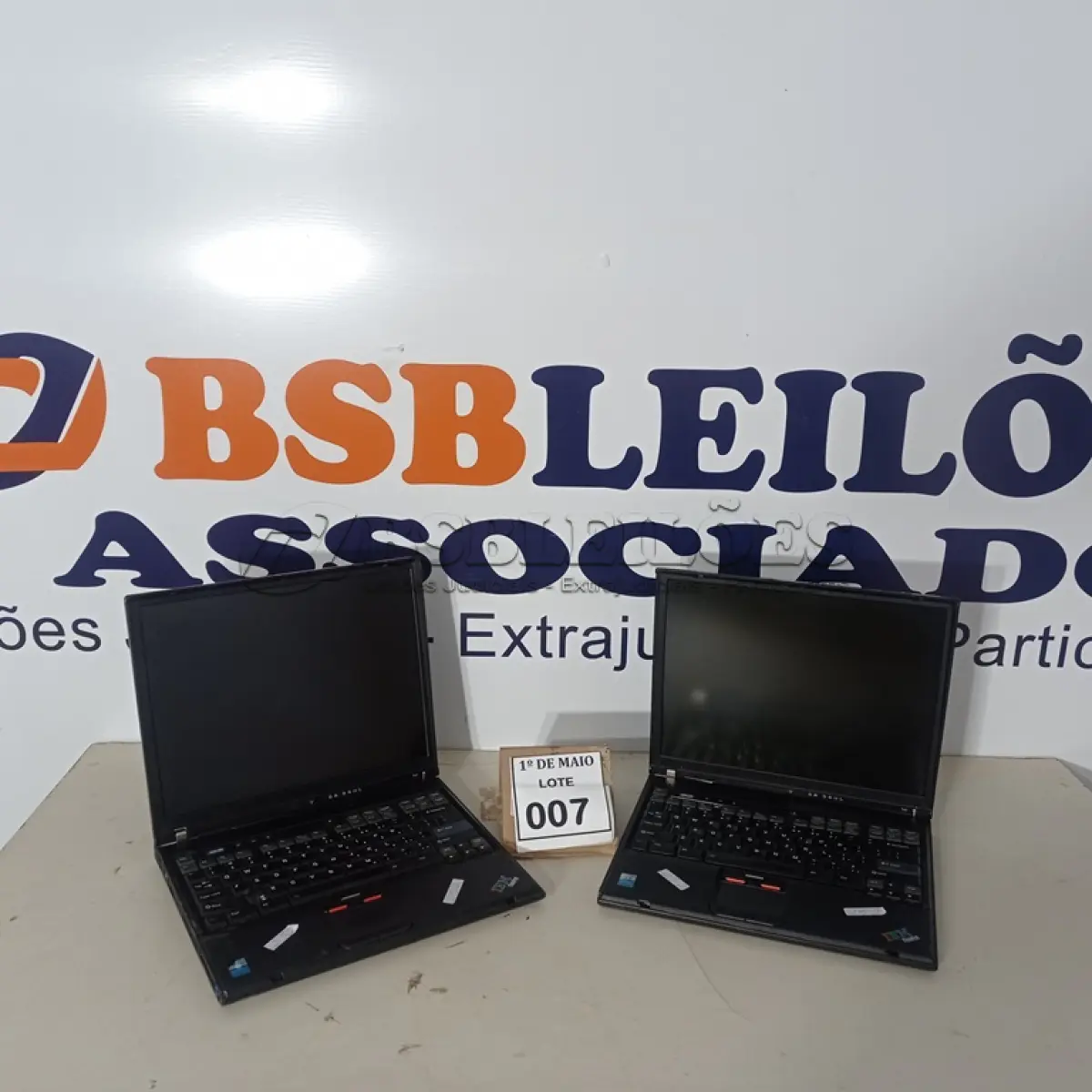 LOTE 007 - 02 NOTEBOOKS MARCA IBM SEM CARREGADOR COM AVARIAS. (NO ESTADO) ATENÇÃO! FAZER A VISITAÇÃO ANTES DE ARREMATAR, NÃO SABEMOS SE FUNCIONA. LEILÃO NÃO TEM GARANTIA E NEM DEVOLUÇÃO, SUJEITO A POSSÍVEIS AVARIAS VISÍVEIS/OCULTAS E/OU AUSÊNCIA DE COMPONENTES.