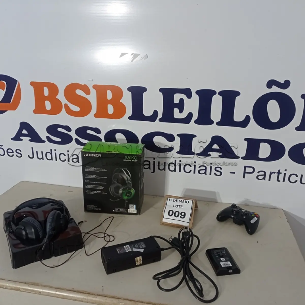 LOTE 009 - 01 FONE DE OUVIDO, 01 FONTE, 01 CONTROLE XBOX 360 E 01 HD BOX COM JOGOS. (NO ESTADO) ATENÇÃO! FAZER A VISITAÇÃO ANTES DE ARREMATAR, NÃO SABEMOS SE FUNCIONA. LEILÃO NÃO TEM GARANTIA E NEM DEVOLUÇÃO, SUJEITO A POSSÍVEIS AVARIAS VISÍVEIS/OCULTAS E/OU AUSÊNCIA DE COMPONENTES.