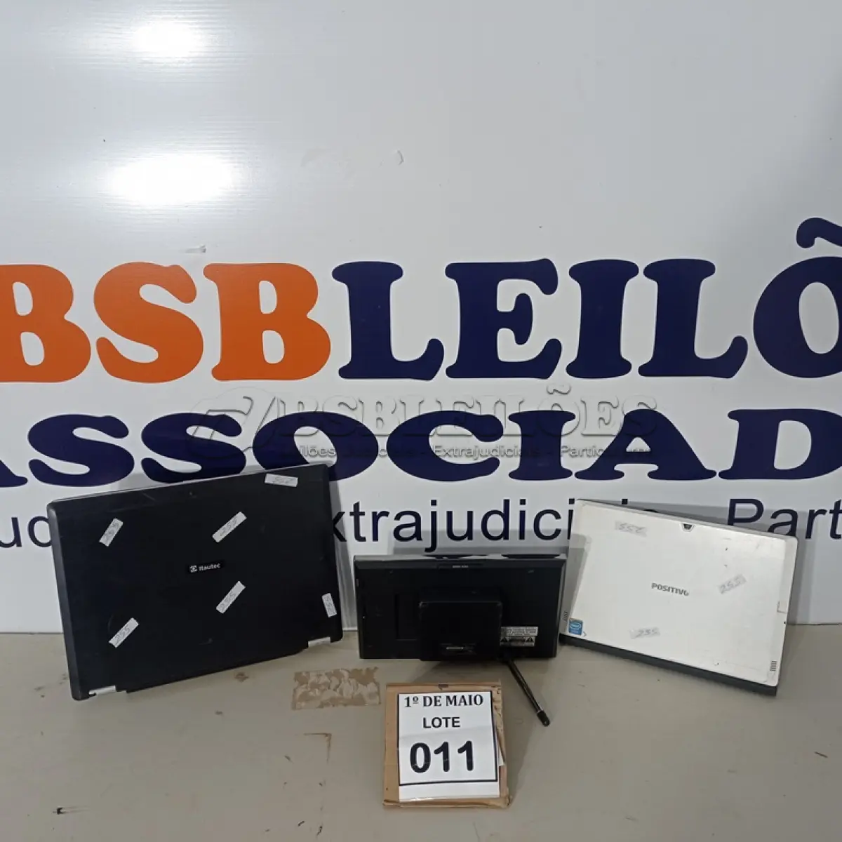 LOTE 011 - 01 NOTEBOOK MARCA ITAUTEC, 01 NOTEBOOK MARCA POSITIVO, 01 APARELHO PARA FOTO DIGITAL MARCA SONY COM AVARIAS. (NO ESTADO) ATENÇÃO! FAZER A VISITAÇÃO ANTES DE ARREMATAR, NÃO SABEMOS SE FUNCIONA. LEILÃO NÃO TEM GARANTIA E NEM DEVOLUÇÃO, SUJEITO A POSSÍVEIS AVARIAS VISÍVEIS/OCULTAS E/OU AUSÊNCIA DE COMPONENTES.