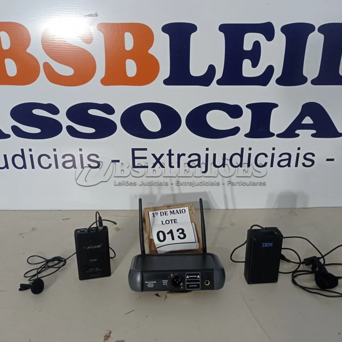 LOTE 013 - 01 RECEIVER PARA MICROFONE, 01 ADAPTADOR IBM E 01 MICROFONE SEM FIO.   (NO ESTADO) ATENÇÃO! FAZER A VISITAÇÃO ANTES DE ARREMATAR, NÃO SABEMOS SE FUNCIONA. LEILÃO NÃO TEM GARANTIA E NEM DEVOLUÇÃO, SUJEITO A POSSÍVEIS AVARIAS VISÍVEIS/OCULTAS E/OU AUSÊNCIA DE COMPONENTES.