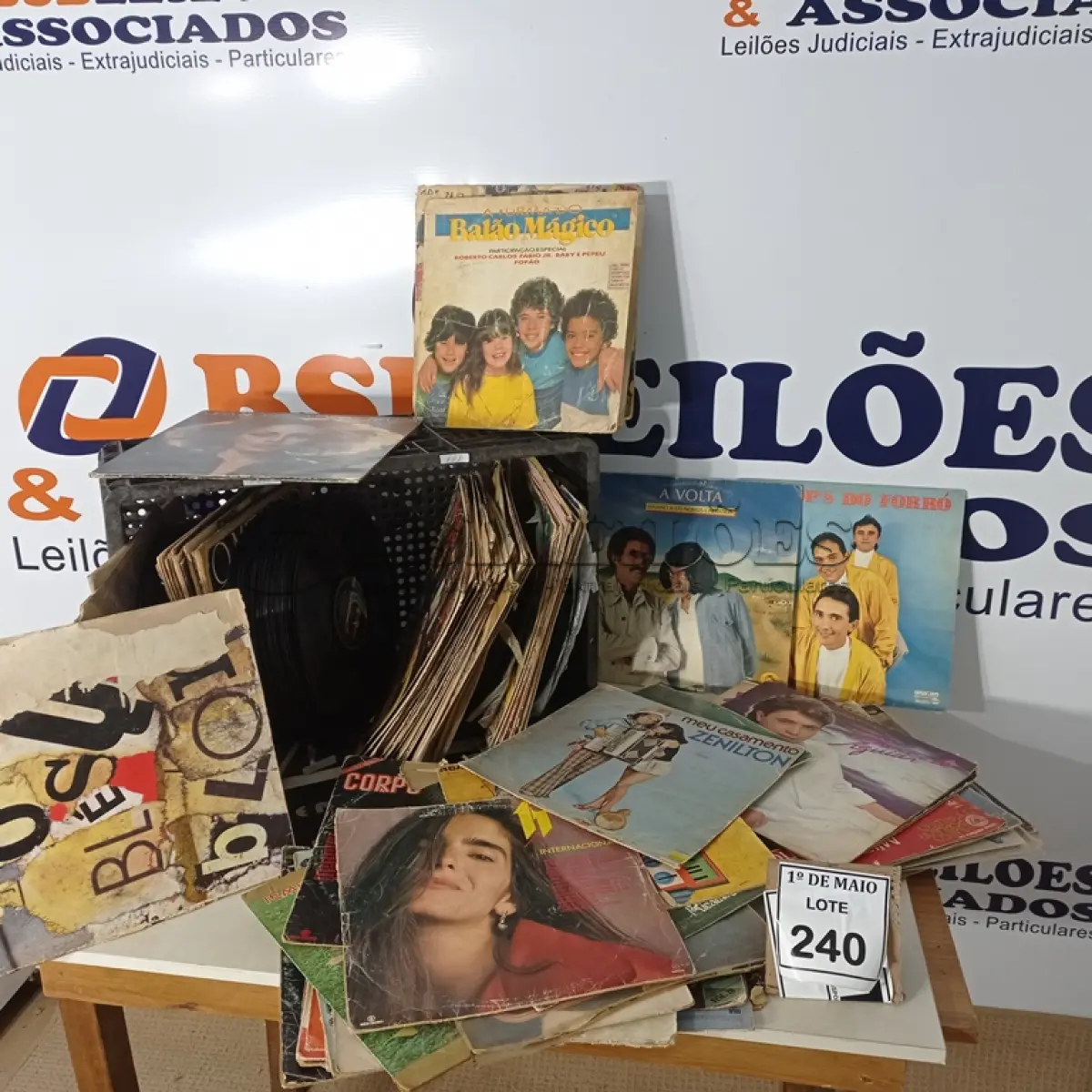LOTE 240 - 01 LOTE COM APROXIMADAMENTE 100 DISCOS DE VINIL VARIADOS. (NO ESTADO) ATENÇÃO! FAZER A VISITAÇÃO ANTES DE ARREMATAR, NÃO SABEMOS SE FUNCIONA. LEILÃO NÃO TEM GARANTIA E NEM DEVOLUÇÃO, SUJEITO A POSSÍVEIS AVARIAS VISÍVEIS/OCULTAS E/OU AUSÊNCIA DE COMPONENTES.