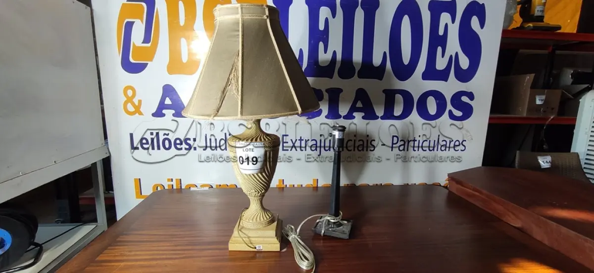 LOTE 019 - 02 ABAJURES (LAMP). (NO ESTADO EM QUE SE ENCONTRA. SUJEITO A AVARIAS OCULTAS/VISÍVEIS.) BF8713M/ AV9805F