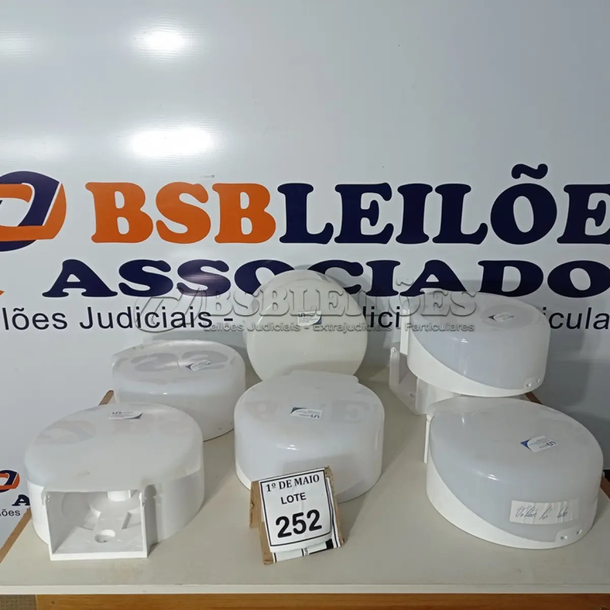 LOTE 252 - 08 DISPENSES DE PAPEL.(NOVO) (NO ESTADO) ATENÇÃO! FAZER A VISITAÇÃO ANTES DE ARREMATAR, NÃO SABEMOS SE FUNCIONA. LEILÃO NÃO TEM GARANTIA E NEM DEVOLUÇÃO, SUJEITO A POSSÍVEIS AVARIAS VISÍVEIS/OCULTAS E/OU AUSÊNCIA DE COMPONENTES.