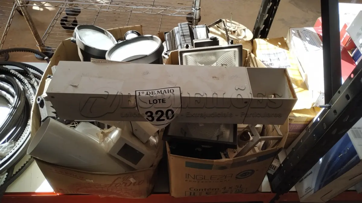 LOTE 320 - 01 LOTE COM LUMINÁRIAS DIVERSAS. (NO ESTADO) ATENÇÃO! FAZER A VISITAÇÃO ANTES DE ARREMATAR, NÃO SABEMOS SE FUNCIONA. LEILÃO NÃO TEM GARANTIA E NEM DEVOLUÇÃO, SUJEITO A POSSÍVEIS AVARIAS VISÍVEIS/OCULTAS E/OU AUSÊNCIA DE COMPONENTES.