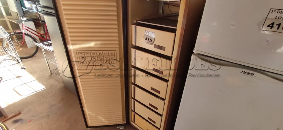 LOTE 415 - 01 FREEZER VERTICAL COM AVARIAS 220V. (NO ESTADO) ATENÇÃO! FAZER A VISITAÇÃO ANTES DE ARREMATAR, NÃO SABEMOS SE FUNCIONA. LEILÃO NÃO TEM GARANTIA E NEM DEVOLUÇÃO, SUJEITO A POSSÍVEIS AVARIAS VISÍVEIS/OCULTAS E/OU AUSÊNCIA DE COMPONENTES.
